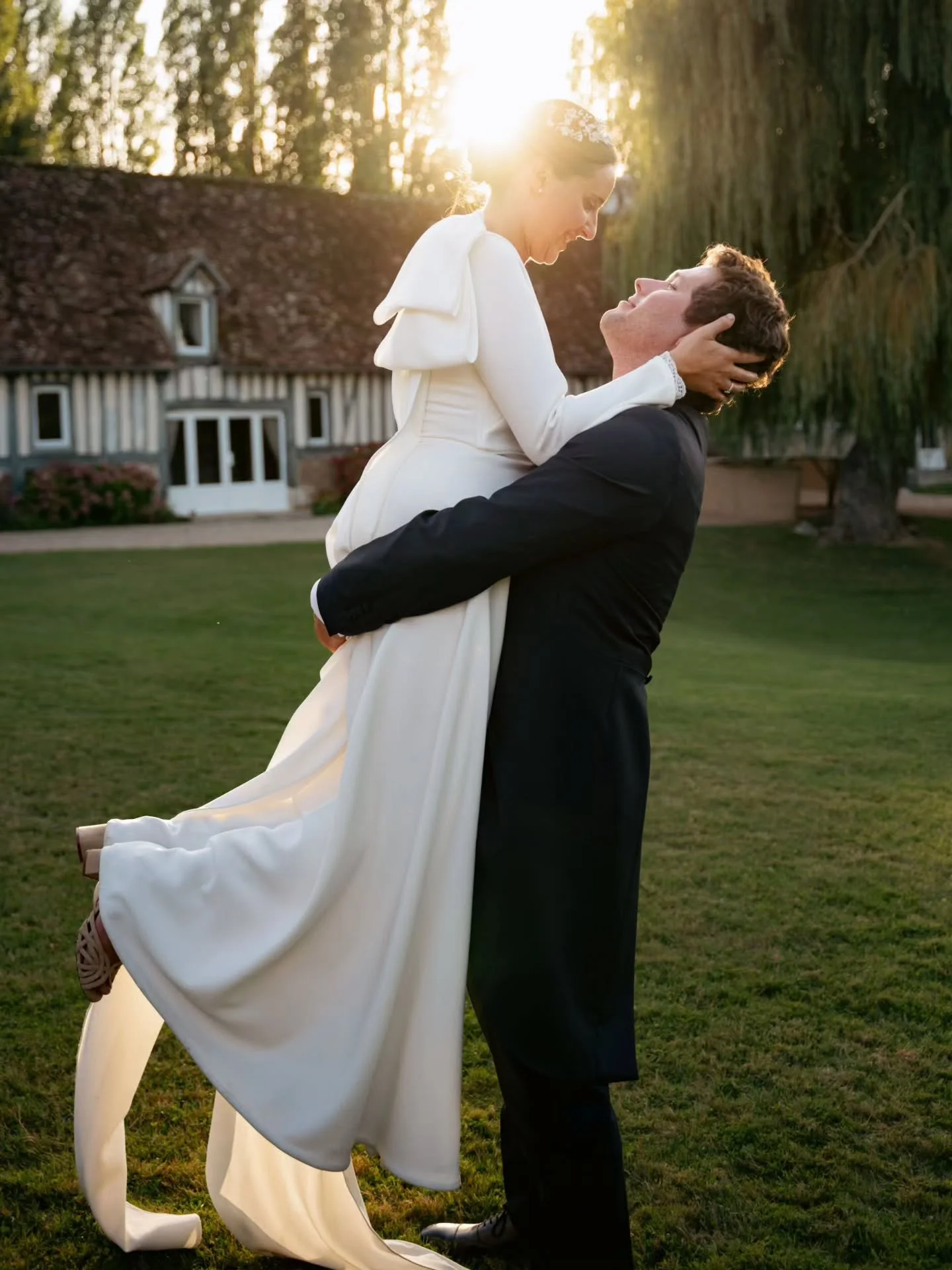 Moment en Or &agrave; la Grange 🥇💍✨

Un moment de feu lors de cette s&eacute;ance improvis&eacute;e &agrave; La Grange de Bourgoult pendant la golden hour avec @chloelanquest @foulques_dlb 🔥

Ambiance de fin d'&eacute;t&eacute; normand avec colomb