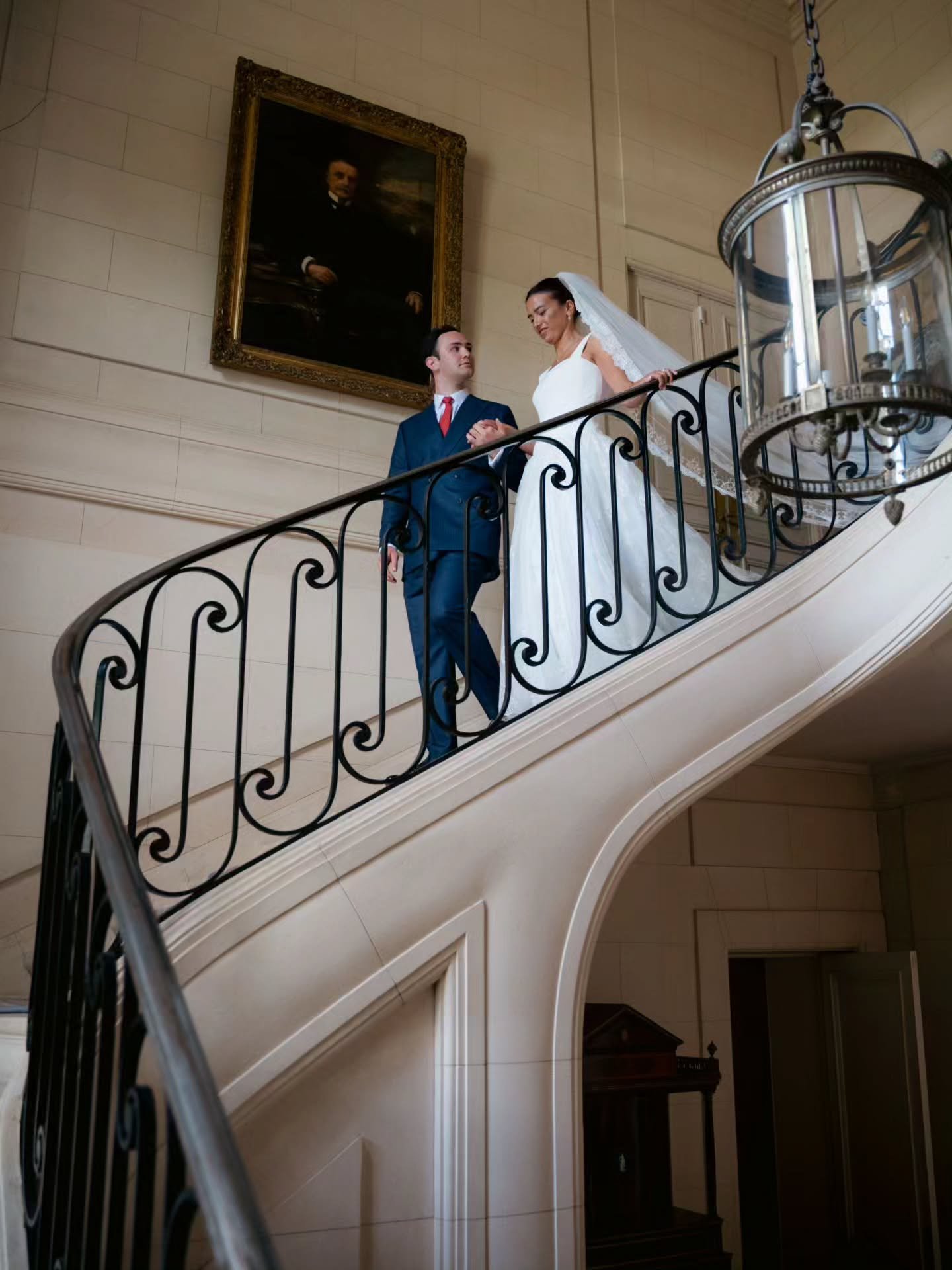 L'escalier | Moment de d&eacute;couverte des mari&eacute;s dans un cadre exceptionnel, au Ch&acirc;teau du Bois Rouaud, dans le pays de Retz.&nbsp;

M&ecirc;me s'il est tentant de vouloir garder ce moment pour le d&eacute;but de la c&eacute;r&eacute;