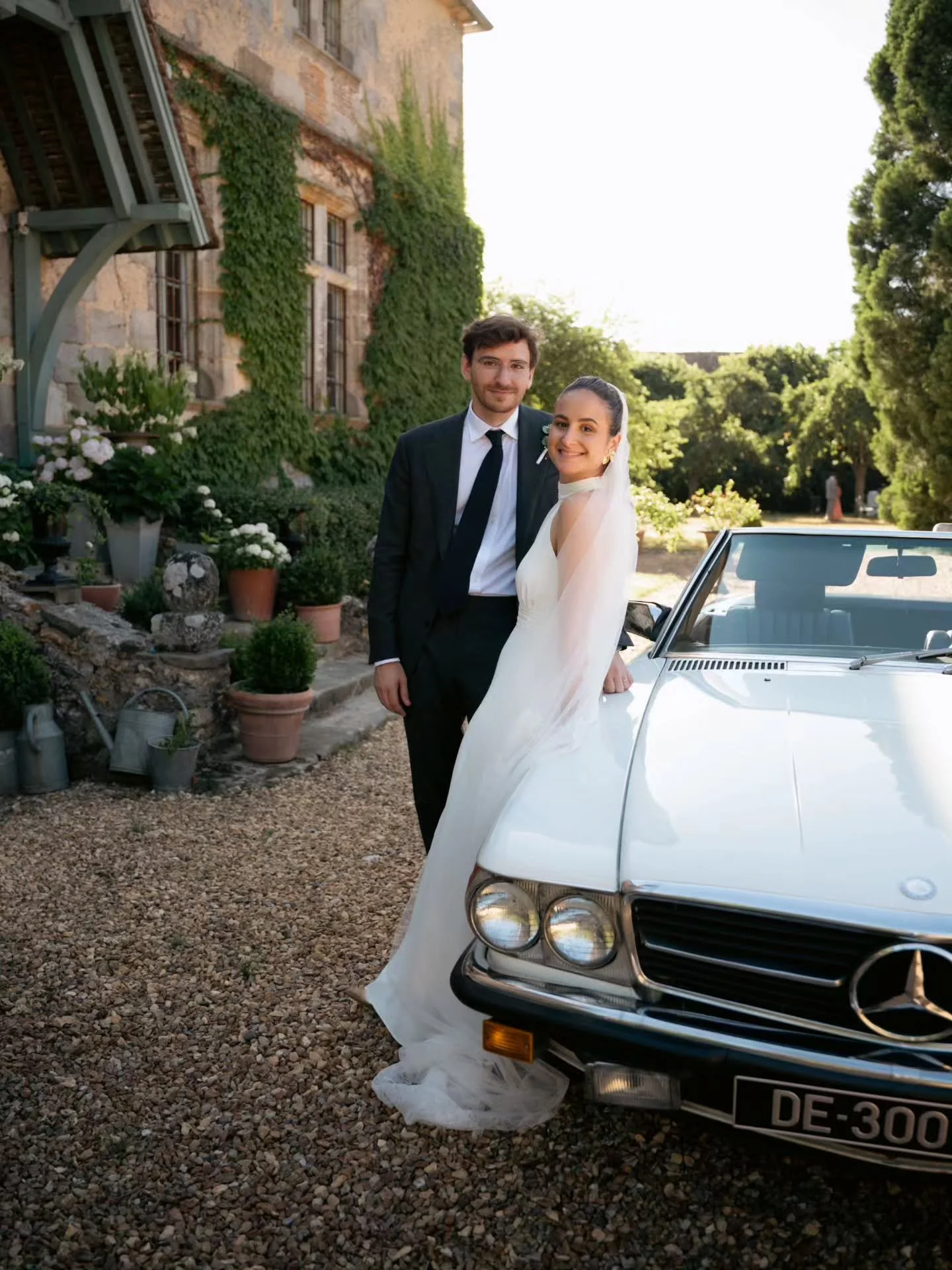A beautiful dress, an elegant venue, a classic car, and a couple enjoying every moment of their day.

A few frames from this elegant wedding at Manoir de Vacheresses.

&bull; Venue : @manoirdevacheresses
&bull; Photographer : @olivier.darny.weddings
