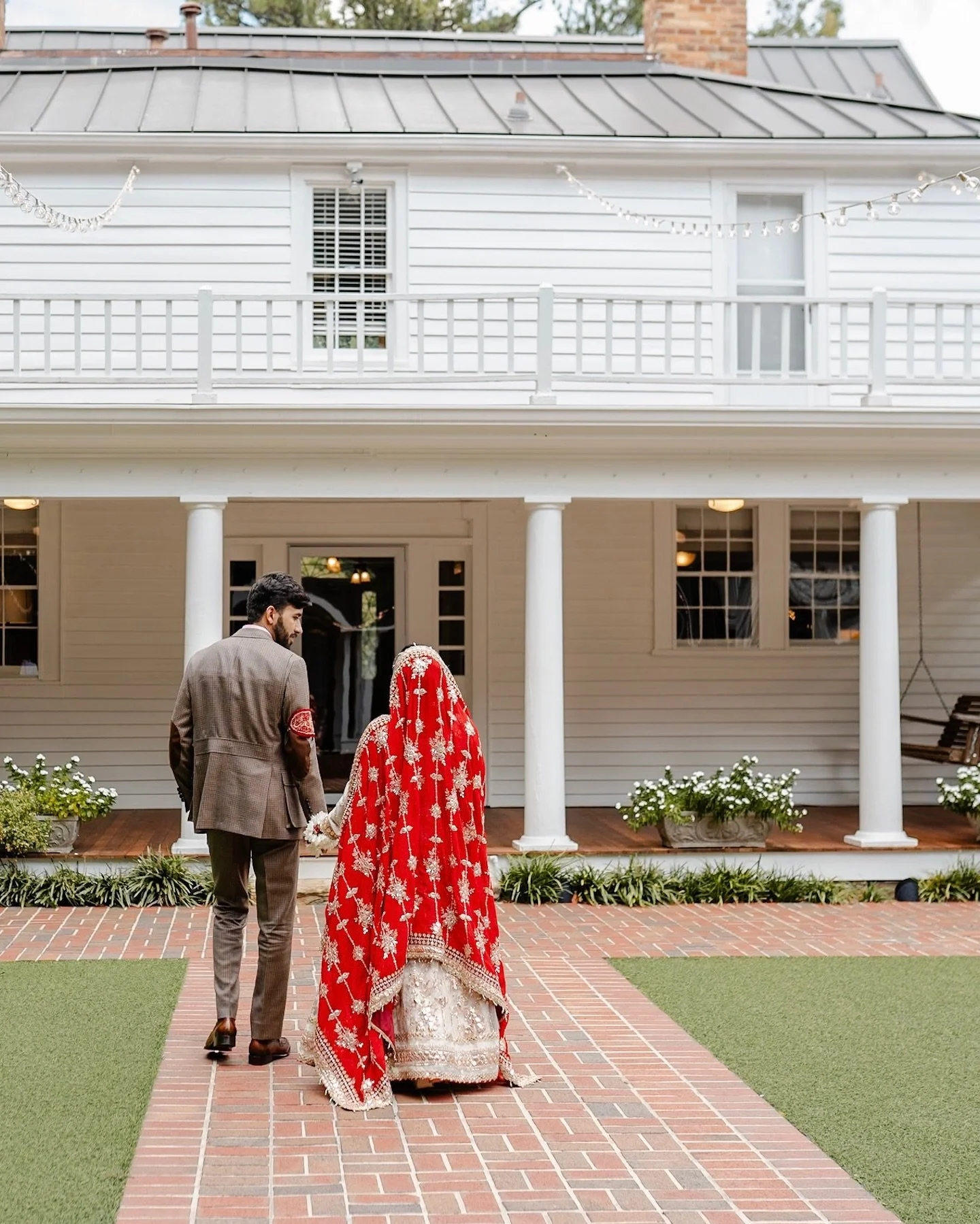 some details from this southern historic mansion 🌹 (2/2)
.
.
.
#wedding #weddingphotos #photography #shaadi #nikkah #desiwedding #muslimwedding #atlantaphotographer #desi #muslim #flinthill #atlantavenue