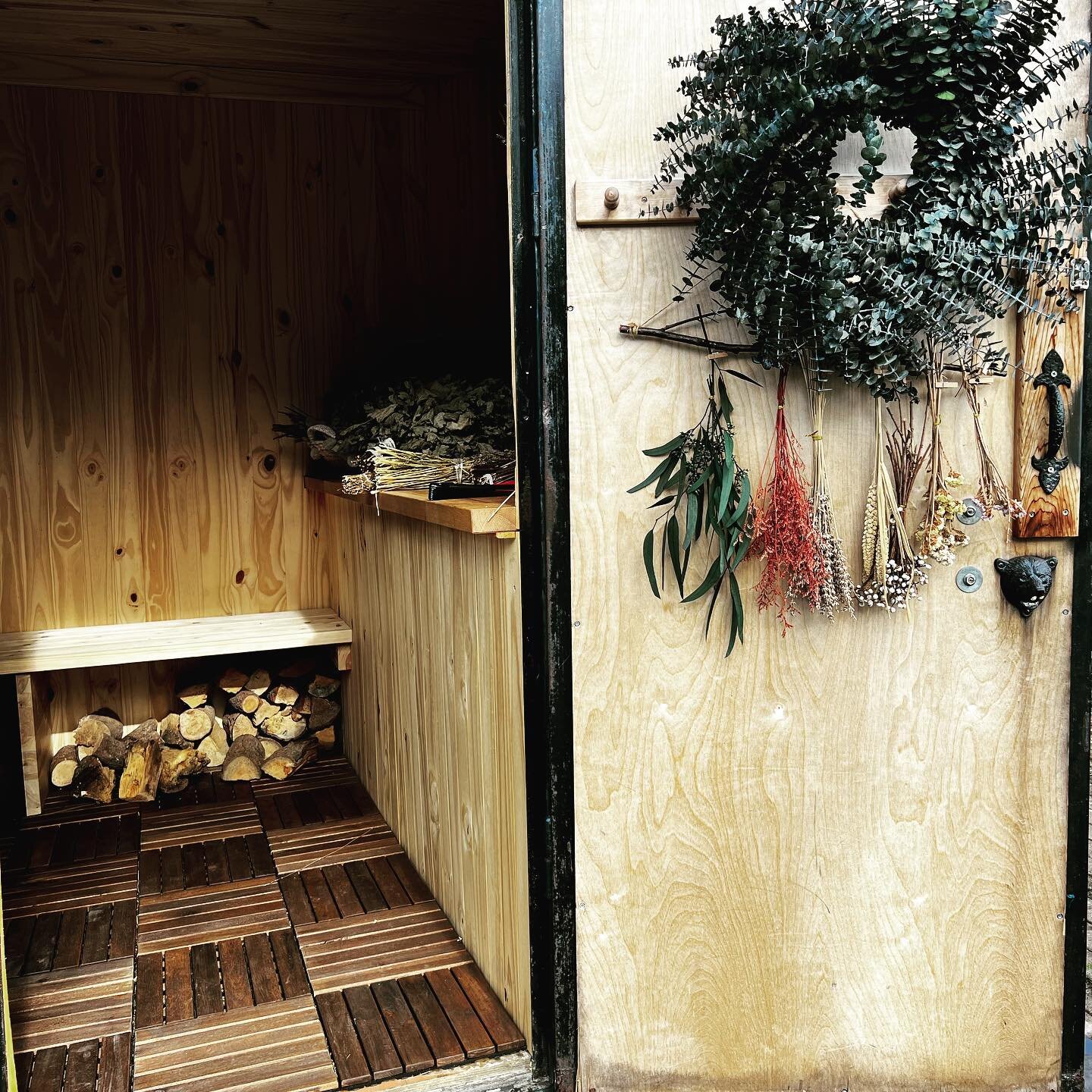 BanyaRitual в Casa Rimmka:
1. 🏡 Местоположение - баня в моём частном доме, разместившаяся в уютном дворе.
2. 🍃 Баня на дровах - драйв и мощь, дополненные ароматами лаванды, шалфея и чабреца.
3. 🌿 Свежие веники из дуба &ndash; пар мастер использует