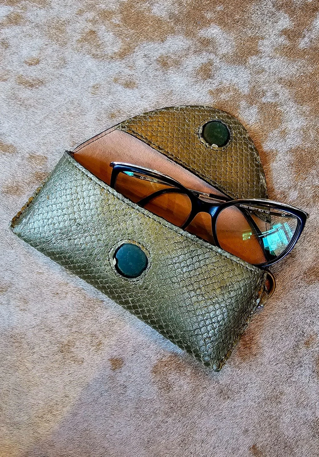 Porta lentes de piel - Verde escamas