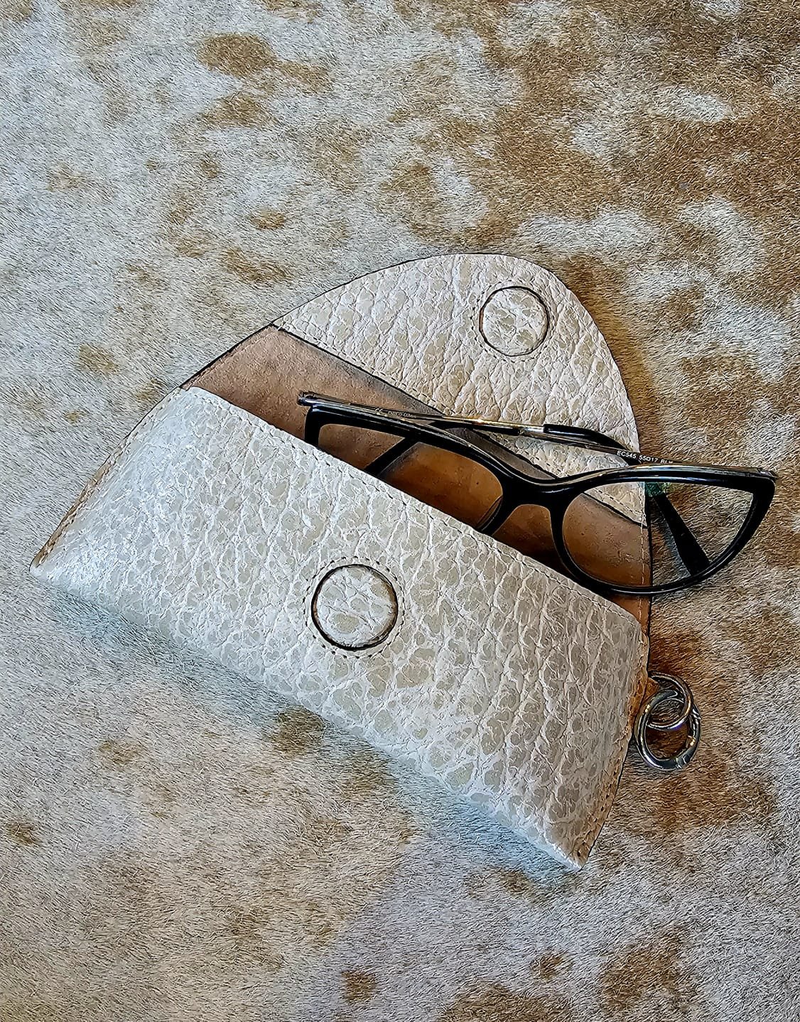Porta lentes de piel - Hueso elefante