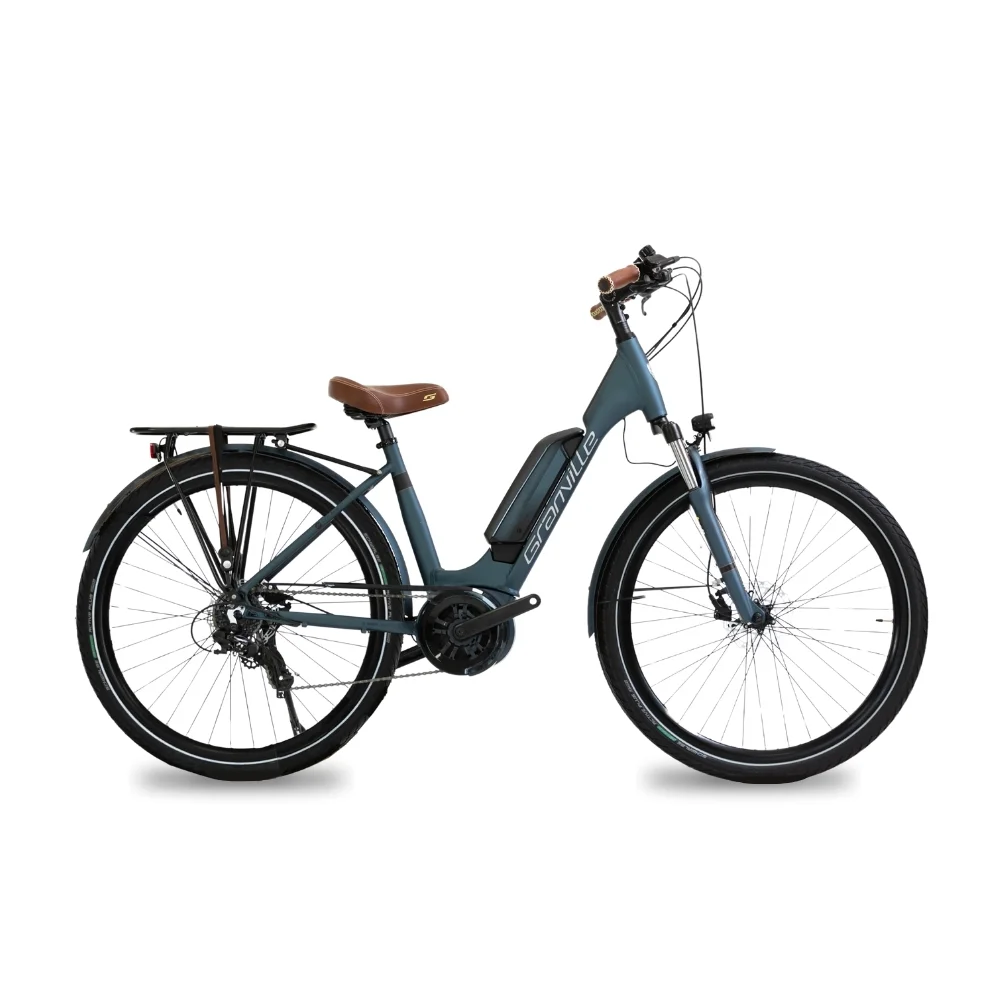 Vélo électrique gris avec selle marron, batterie intégrée au cadre, porte-bagages à l'arrière et pneus tout-terrain.