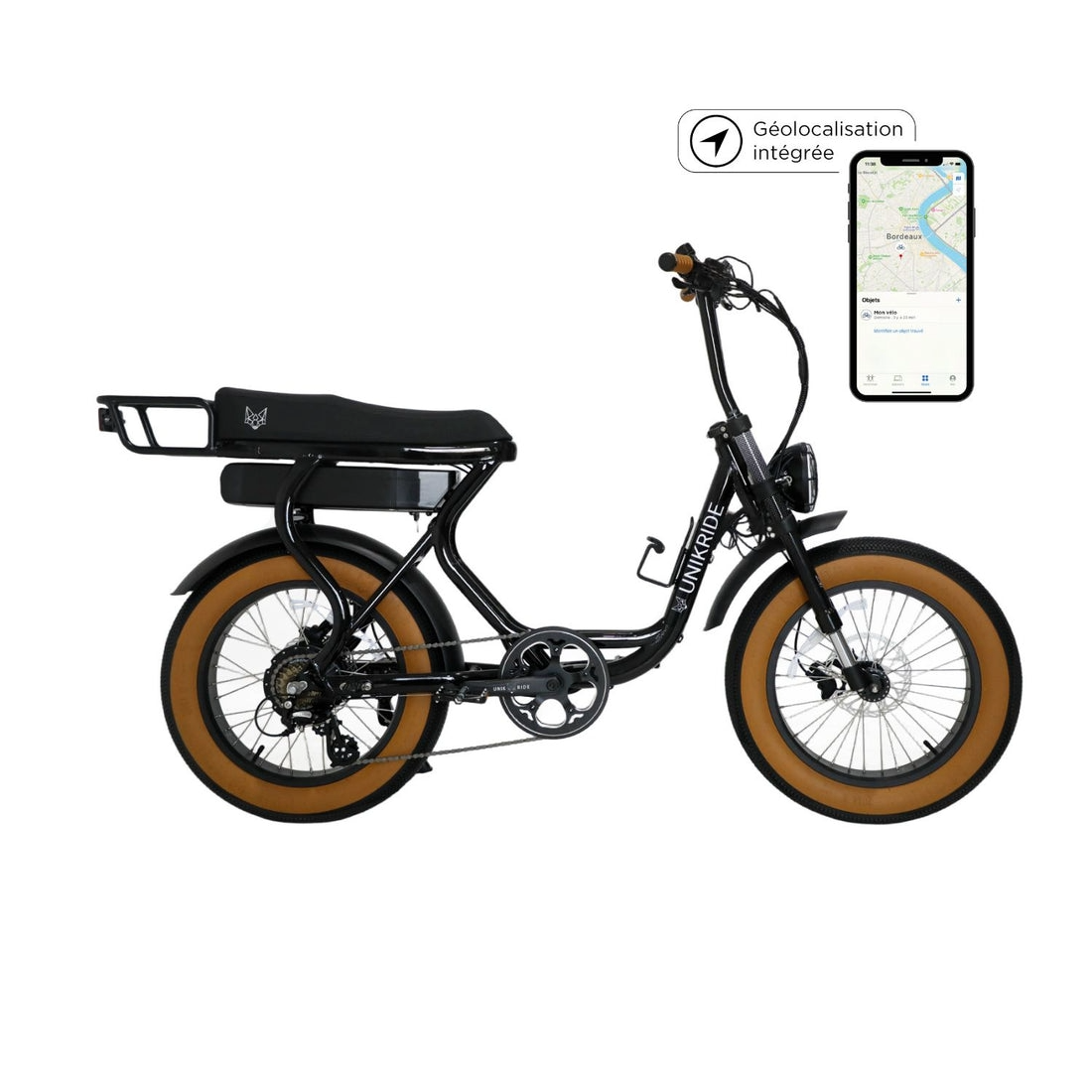 Vélo électrique noir avec des pneus marron, affiché avec une application de navigation sur un smartphone montrant la ville de Bordeaux et une indication de géolocalisation intégrée.