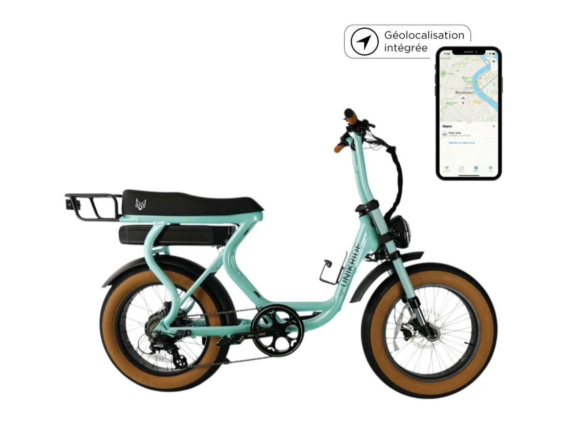 Vélo électrique coloré en turquoise avec un panier à l'arrière et  une application de géolocalisation intégrée affichée sur un smartphone.