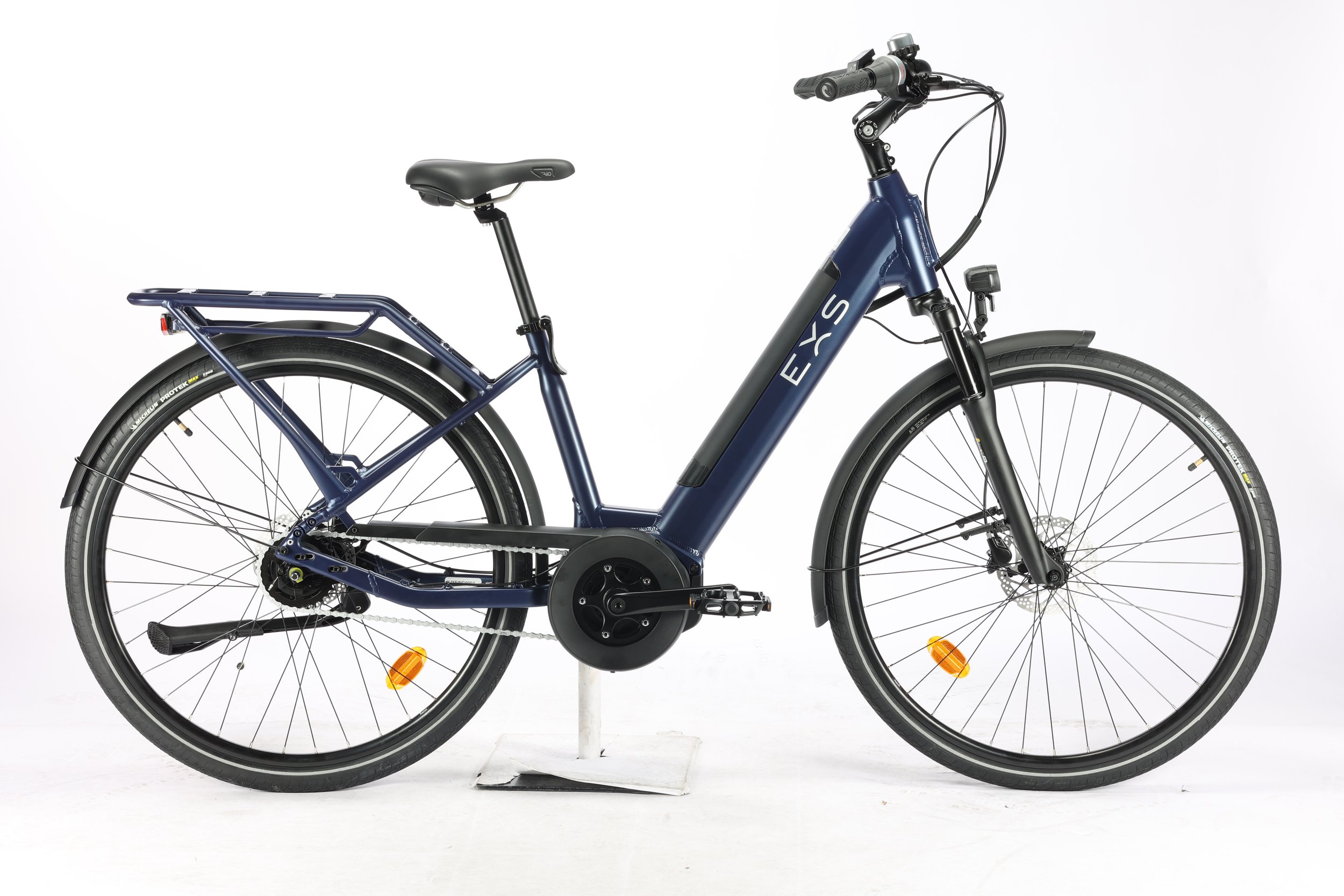 Vélo électrique bleu sur support blanc.