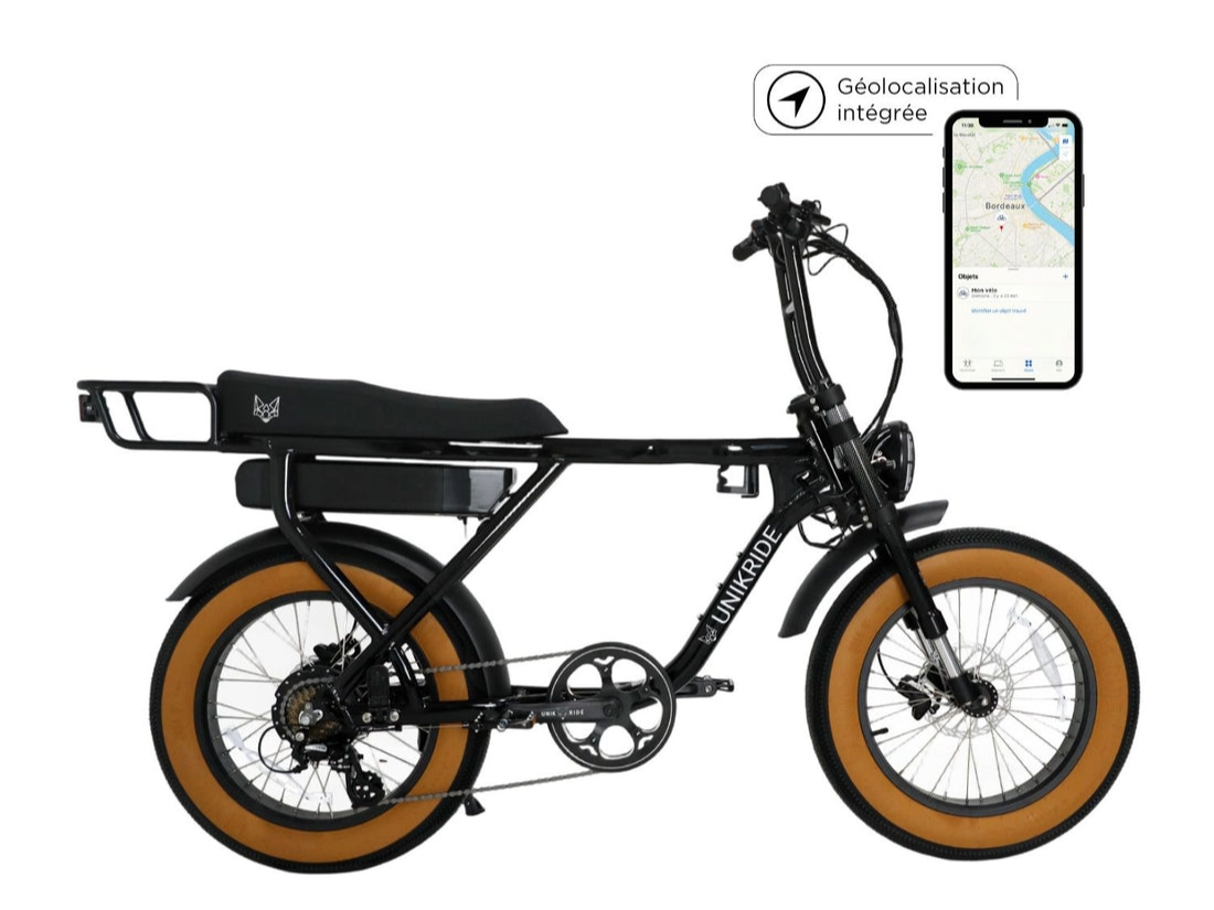 Vélo électrique noir avec un écran connecté affichant une carte de Bordeaux, indication de géolocalisation intégrée.