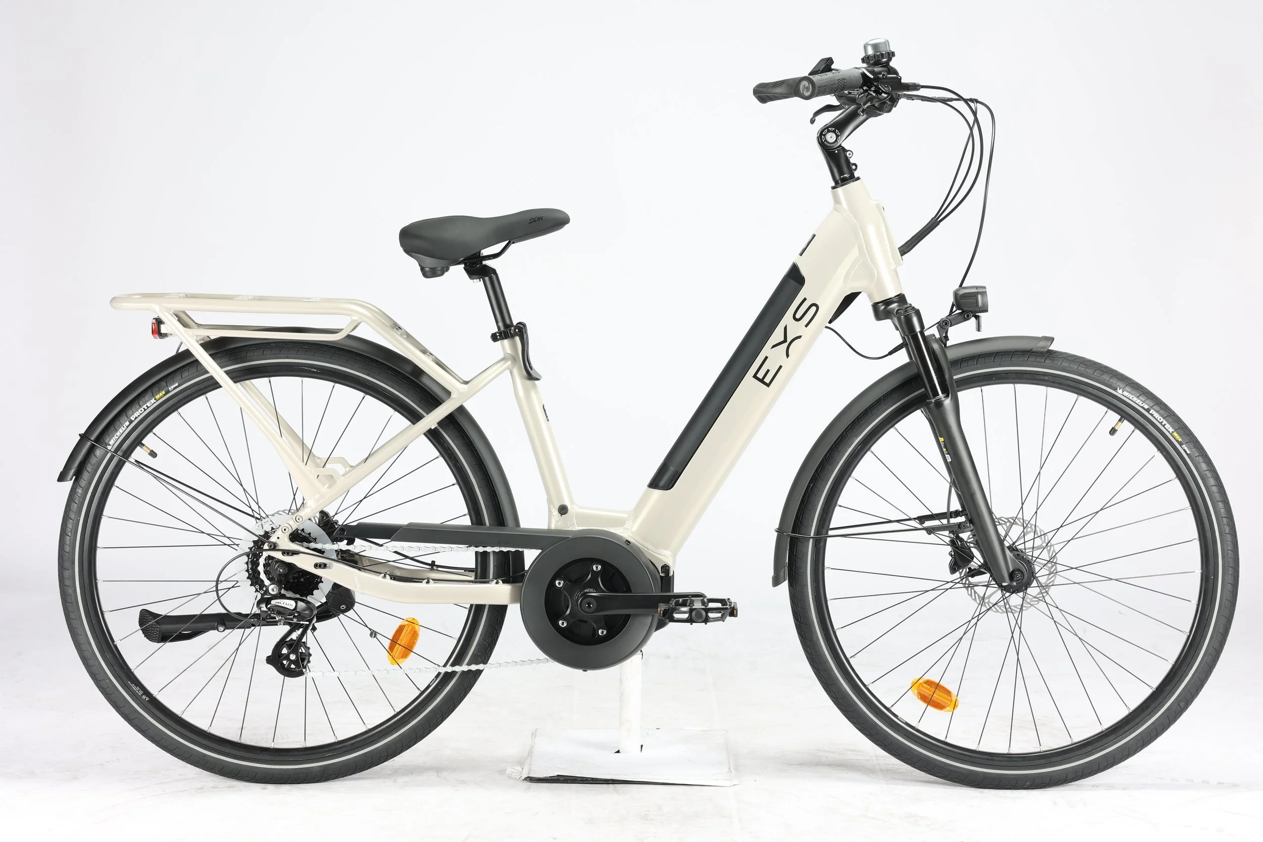 Vélo électrique blanc avec batterie intégrée, affiché contre un fond blanc