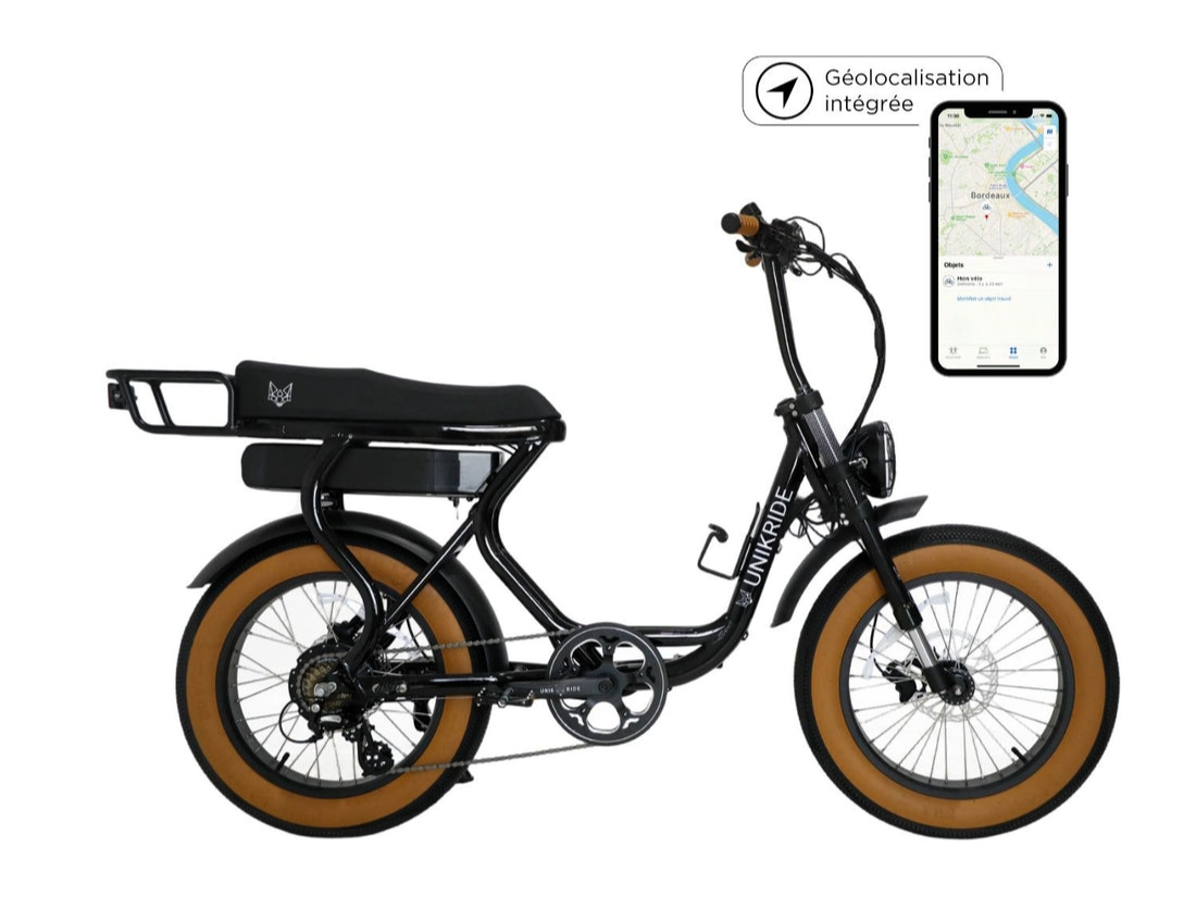 Vélo électrique noir avec affichage indiquant la géolocalisation intégrée sur une application mobile, sous une icône de flèche, avec des pneus marron et un support pour le téléphone.