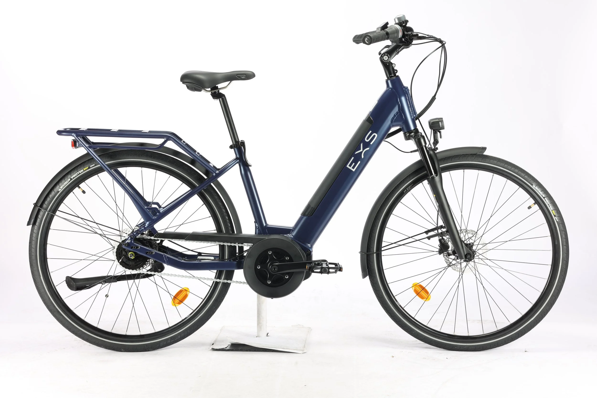 Vélo électrique exs st germain bleu posé sur un support blanc avec un fond blanc.