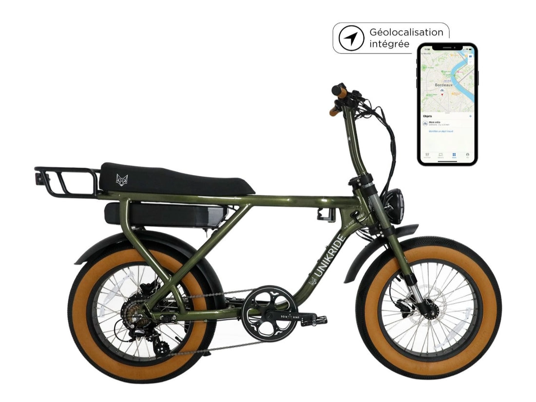 Vélo électrique vert avec cadre robuste, pneus marron, écran de navigation intégré et application de géolocalisation sur smartphone affichée.