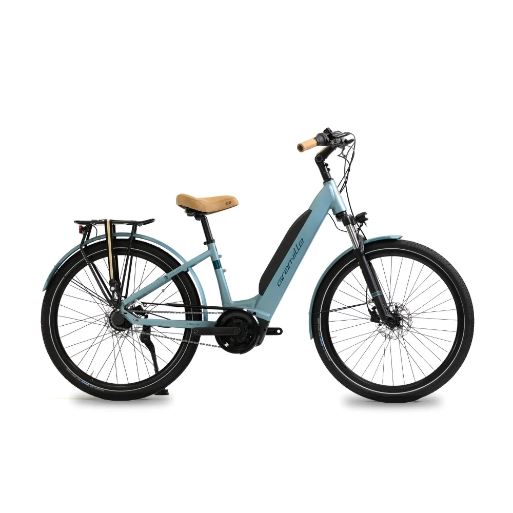 Vélo électrique de couleur bleue avec un cadre inclinée, guidon droit avec poignées en bois, selle beige, porte-bagages arrière et disque de frein.