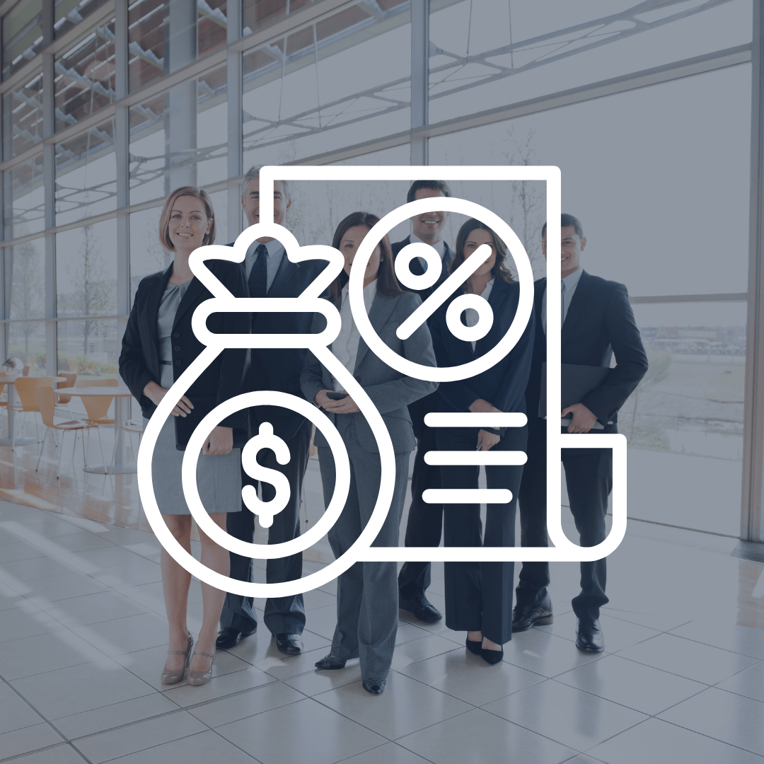 Un groupe de professionnels en costume dans une salle lumineuse avec de grandes fenêtres.