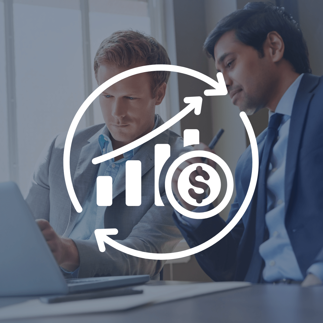 Deux hommes en costume d'affaires discutent, avec une icône de graphique financier et d'argent en surimpression.