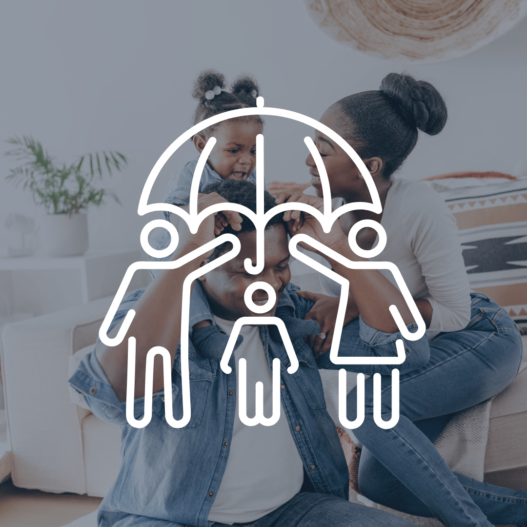 Une famille avec deux adultes et deux enfants joue sous un parapluie illustré en ligne