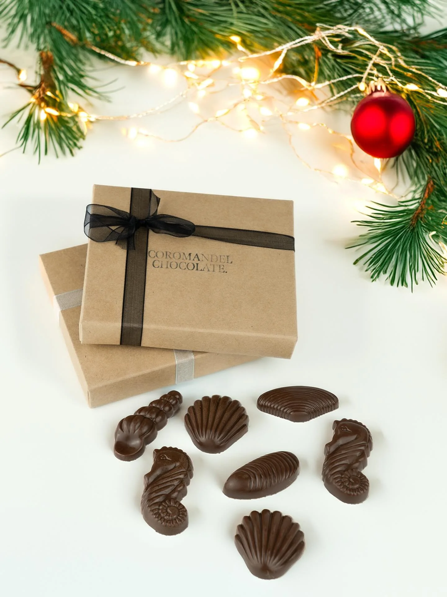 Indulge in our Coromandel chocolate Christmas Sea Shells: 48% Milk infused with Manuka or 72% Dark, crafted with @opitobaysaltco. A delicious twist on a classic treat for a beachside Christmas 🤎