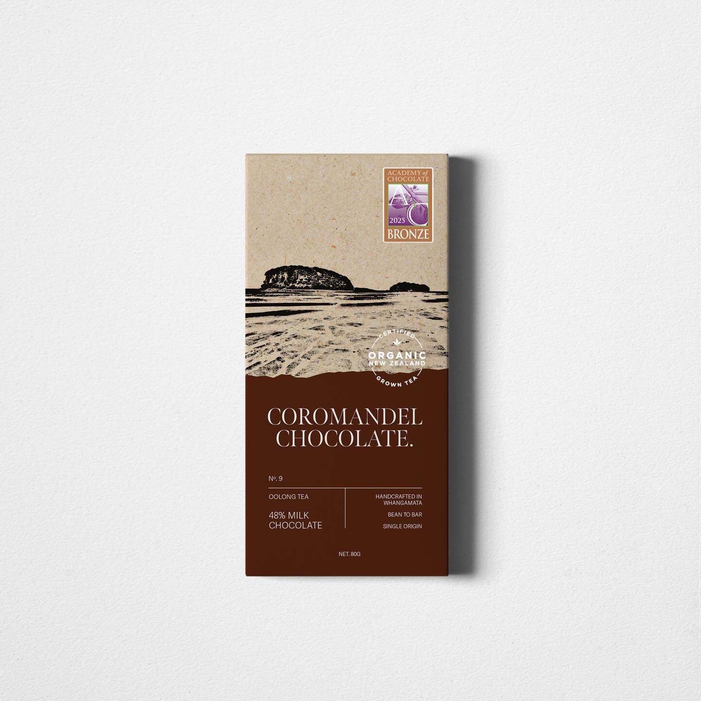 Academy of chocolate 2025 bronze award : our award winning 48% milk chocolate is infused with organic Oolong Tea from Zealong tea estate in the Waikato, the only commercial tea estate in Aotearoa New-Zealand 
We combine tea&rsquo;s soft floral notes 