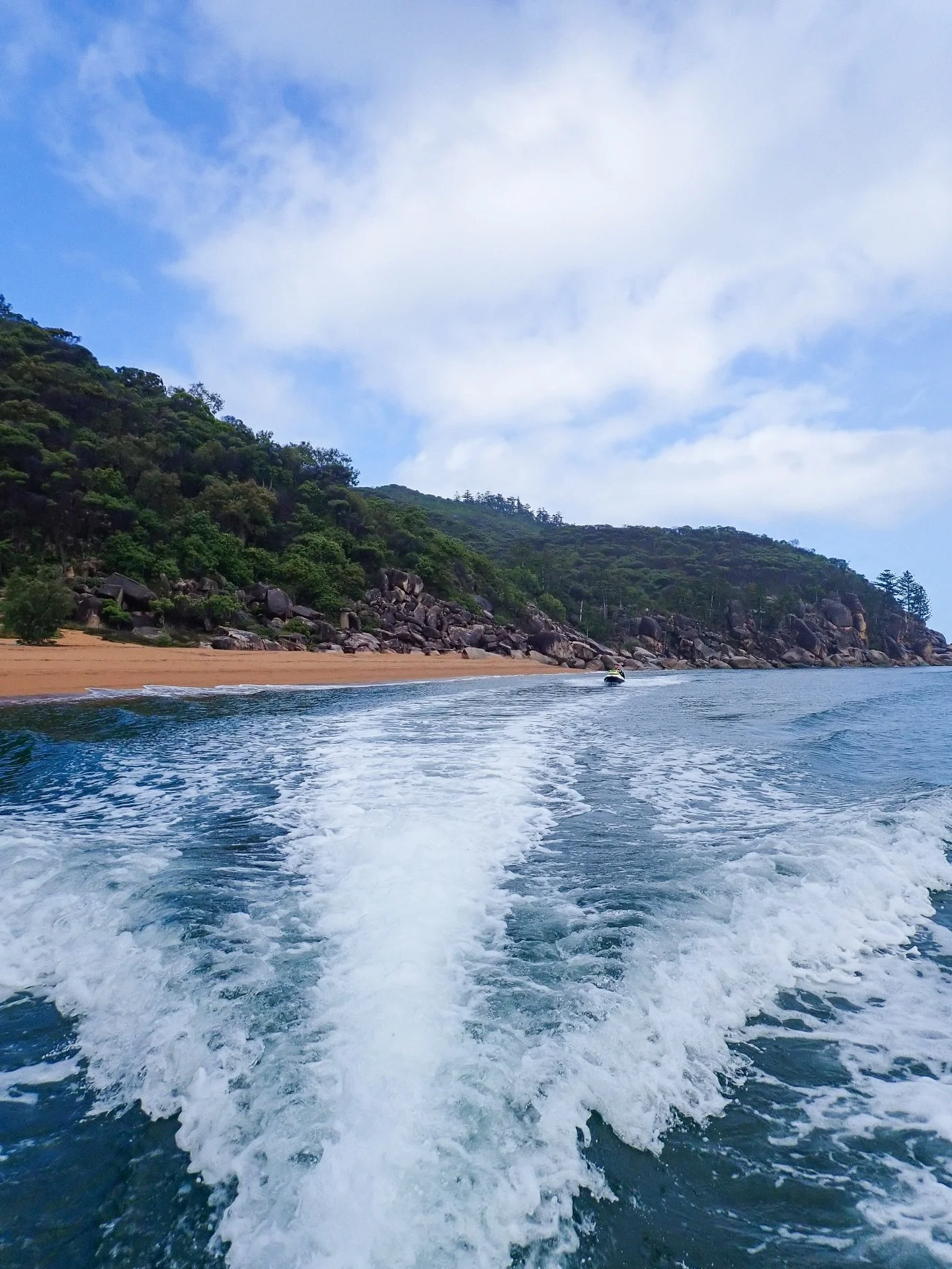 Sunshine, showers, waterfalls, green seas, wildlife&hellip; we&rsquo;re a little bit OBSESSED with the week we&rsquo;ve just had, how is this work?! 🌊 

Tomorrow? Might get a little wet 🌧️ but let&rsquo;s be honest, you&rsquo;re already on a jet sk