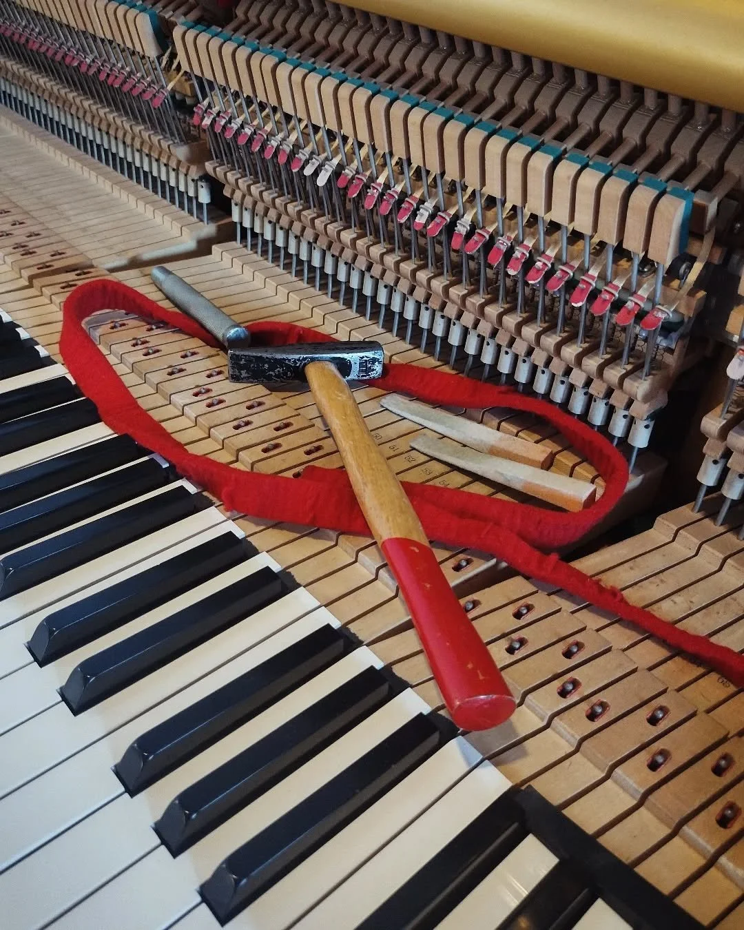 Pid&auml;n pianosta mm. siksi, ett&auml; huollossa / virityksess&auml; tarvitaan ty&ouml;kaluja laajalla skaalalla. V&auml;lill&auml; ty&ouml;stet&auml;&auml;n millin murto-osia ja v&auml;lill&auml; tasoitellaan vasaralla.