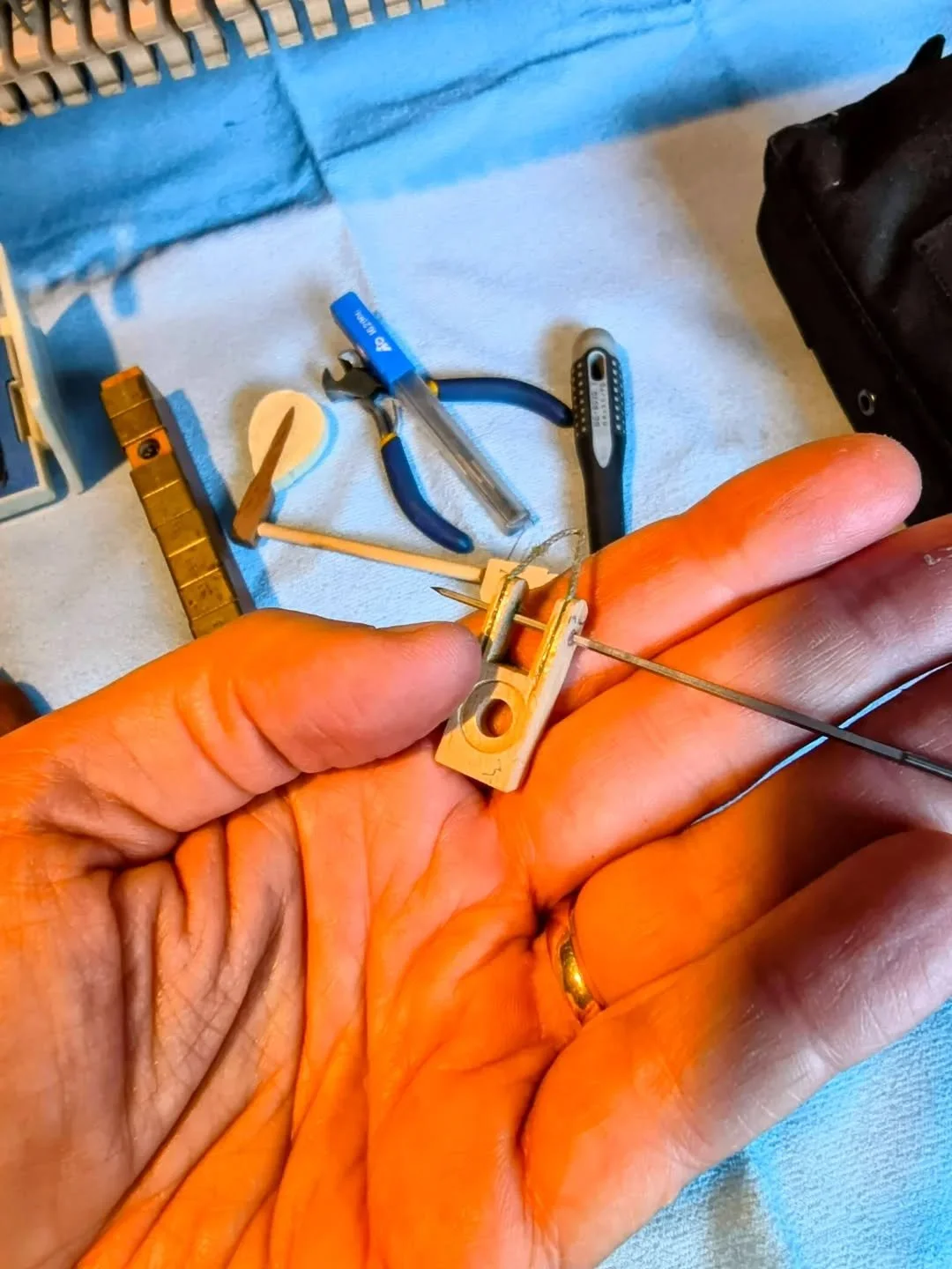 J&auml;lleen pianovanhusta hoitamassa. En&auml;&auml; ei onnistunut verkalaakerin korjaus tyypilliseen tapaan. P&auml;&auml;dyin korvaamaan kapselin yl&auml;rekisterin vastaavalla. Sekin piti elvytt&auml;&auml; ruiskulla. Toimivin korjaus olisi verka