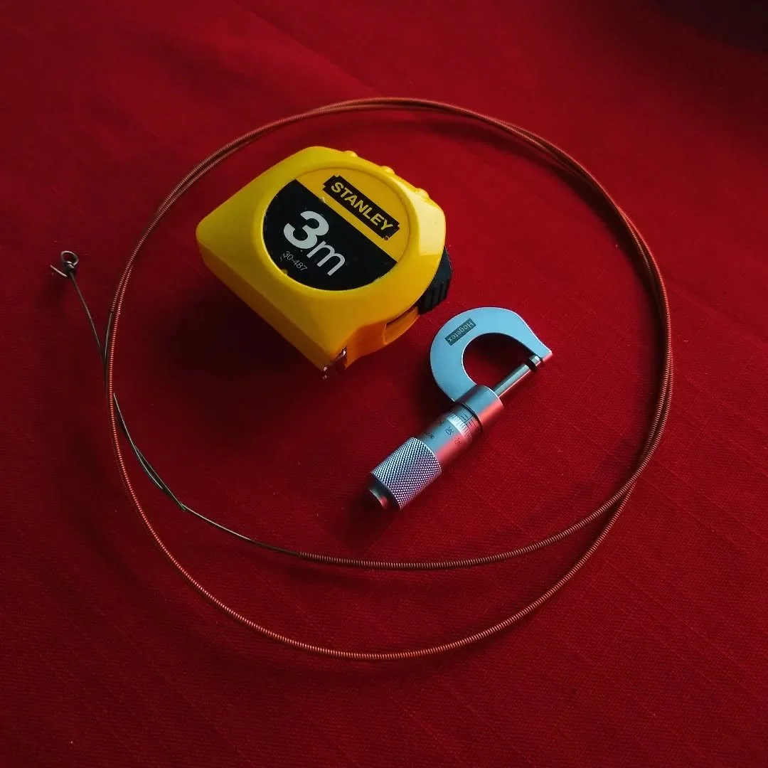 Joskus kieli katkeaa. Mitat uuteen otetaan k&auml;ytt&auml;m&auml;ll&auml; rullamittaa ja mikrometri&auml;. Millin osatkin lasketaan. Ja kohta soi taas! 👍