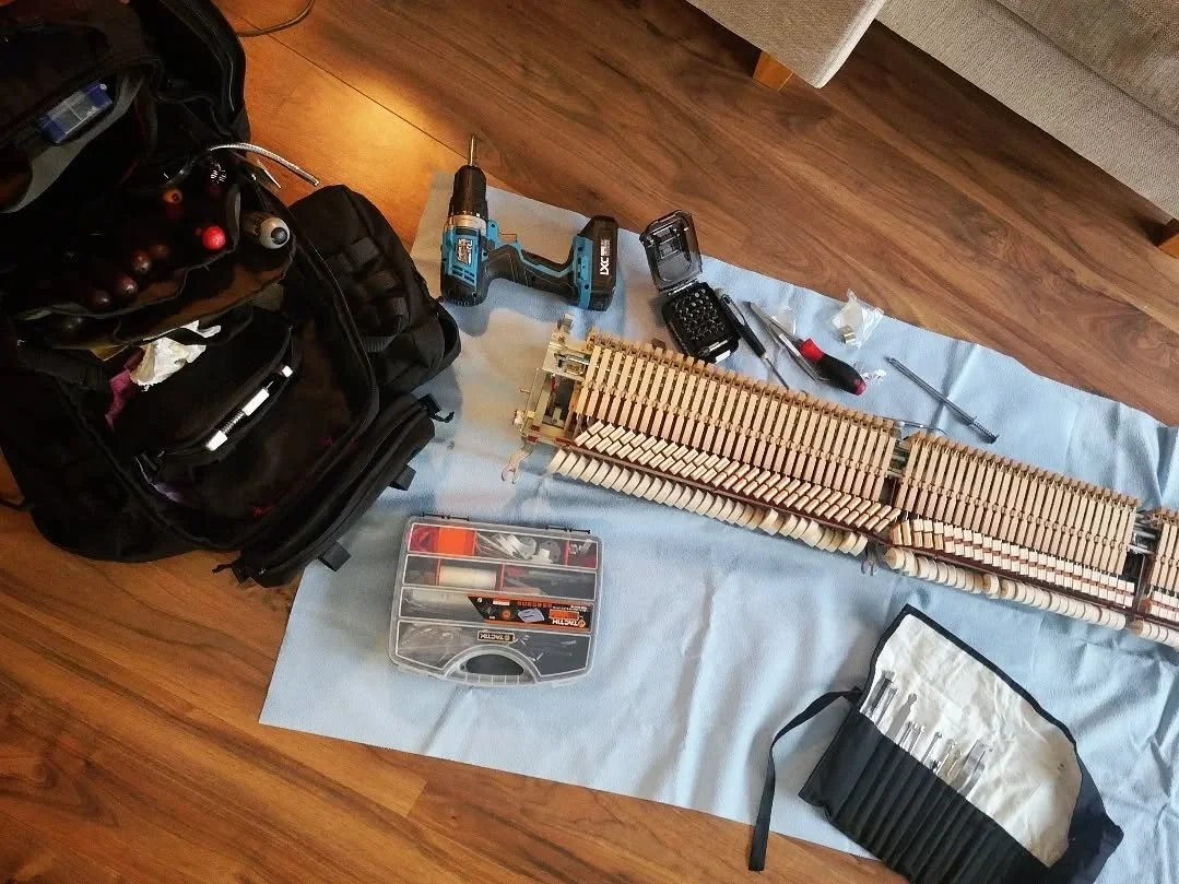 V&auml;lill&auml; tarvitaan v&auml;h&auml;n kaikenlaista ty&ouml;kalua. T&auml;n&auml;&auml;n korjattiin pedaalimekanismia.