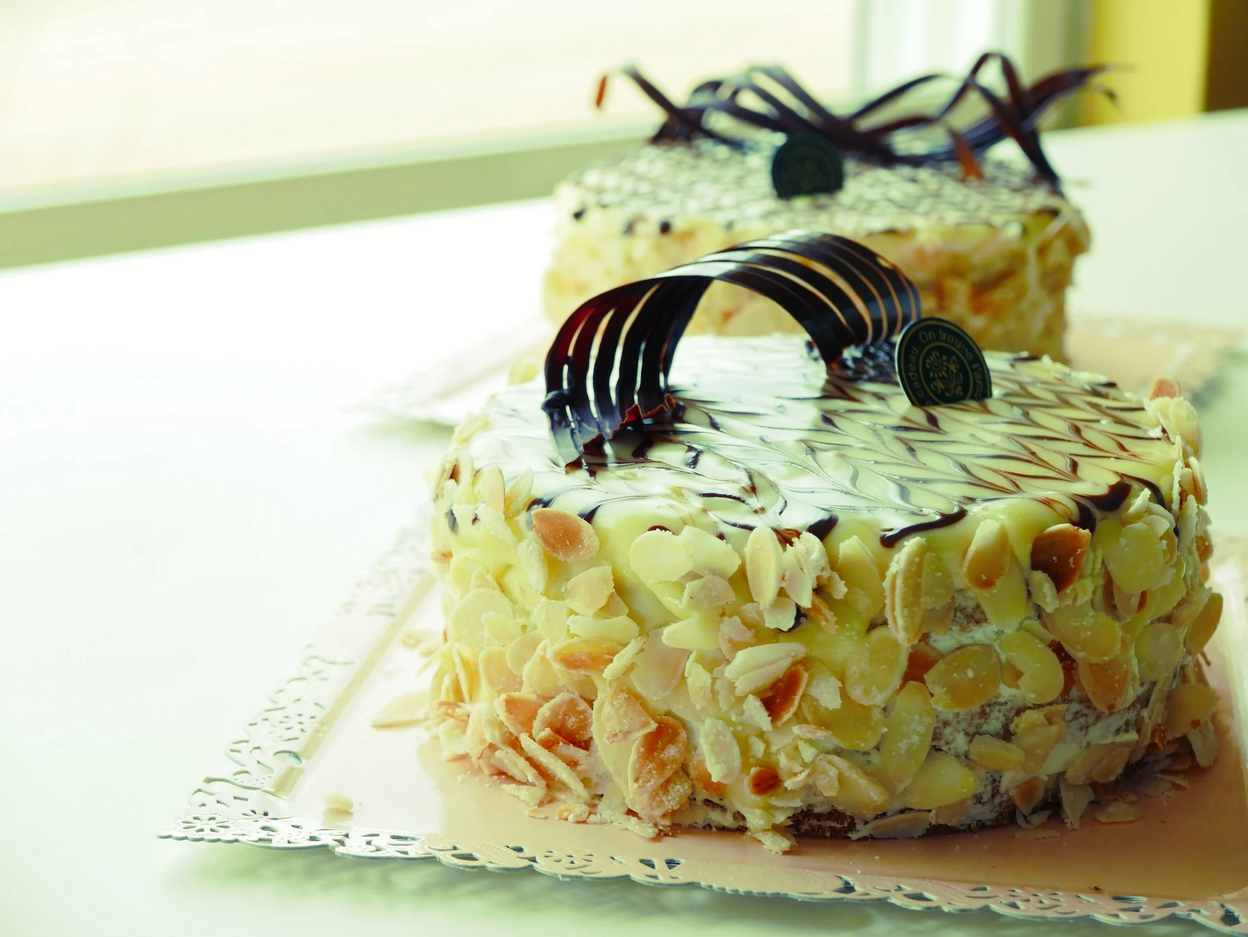 生徒様が手作りしたエステルハーティトルテ。トップには美しいチョコレートの矢羽模様が描かれ、側面には香ばしいアーモンド。楽しさと達成感が伝わる素敵な仕上がり。