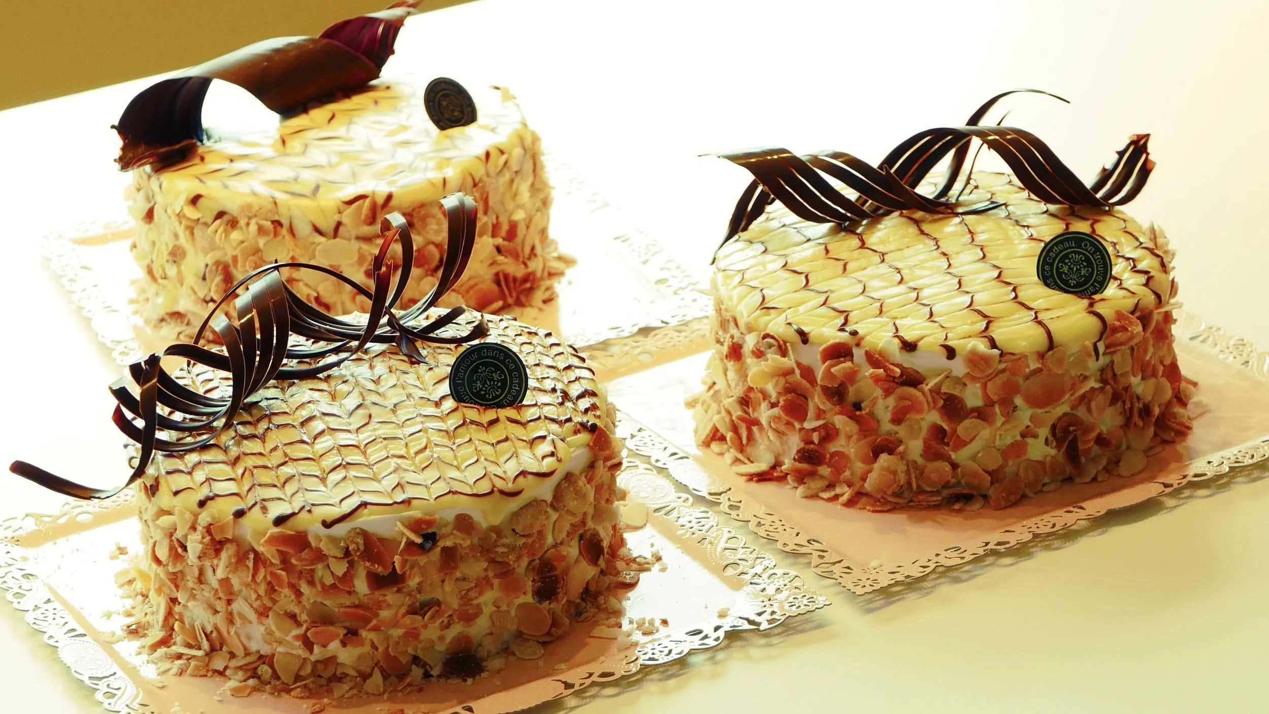 伝統の矢羽根模様を描く。「エステルハーティトルテ」の美しい仕上がり