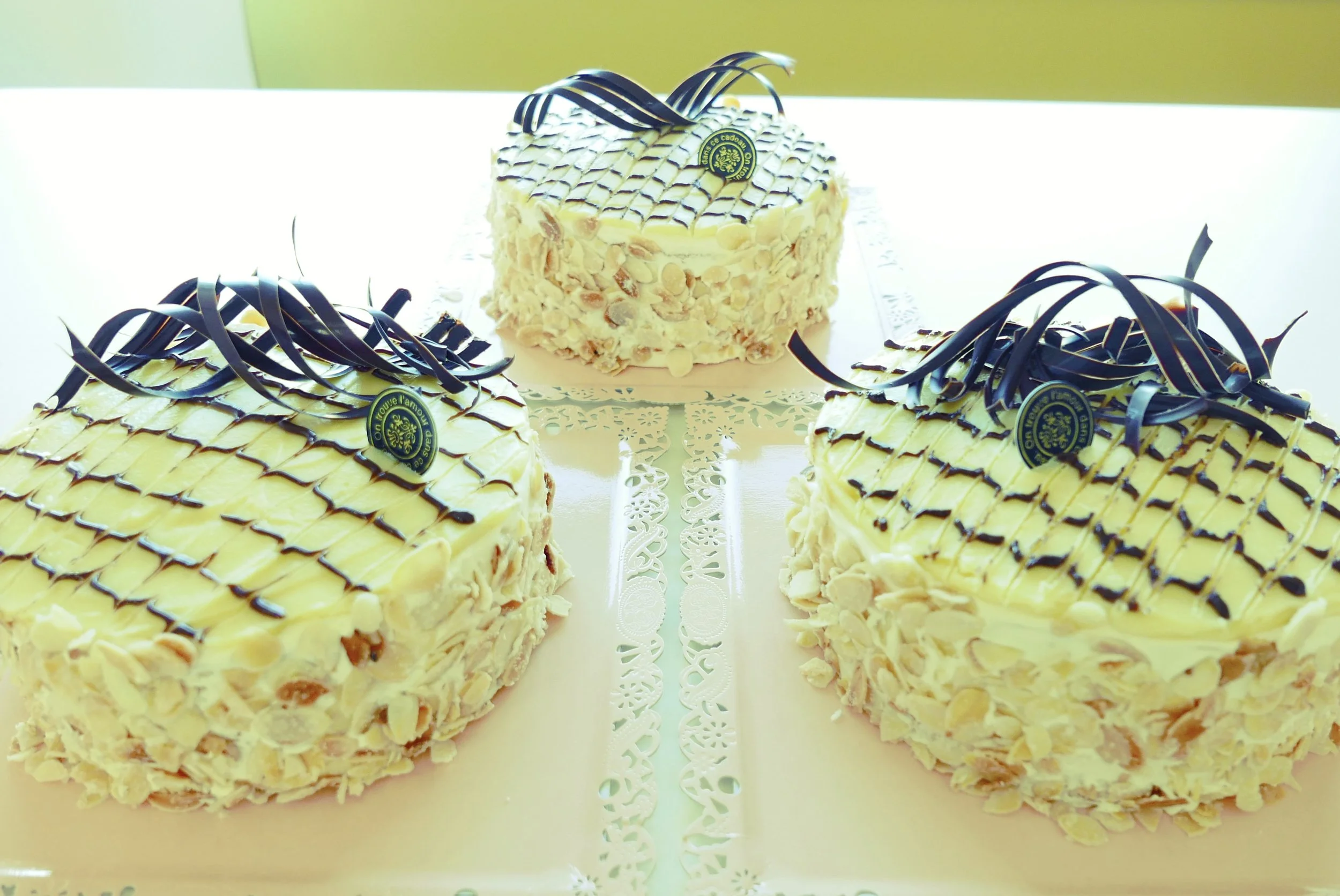 【菓子図鑑＆レポート】「エステルハーティトルテ」と「ミルクティショートケーキ」