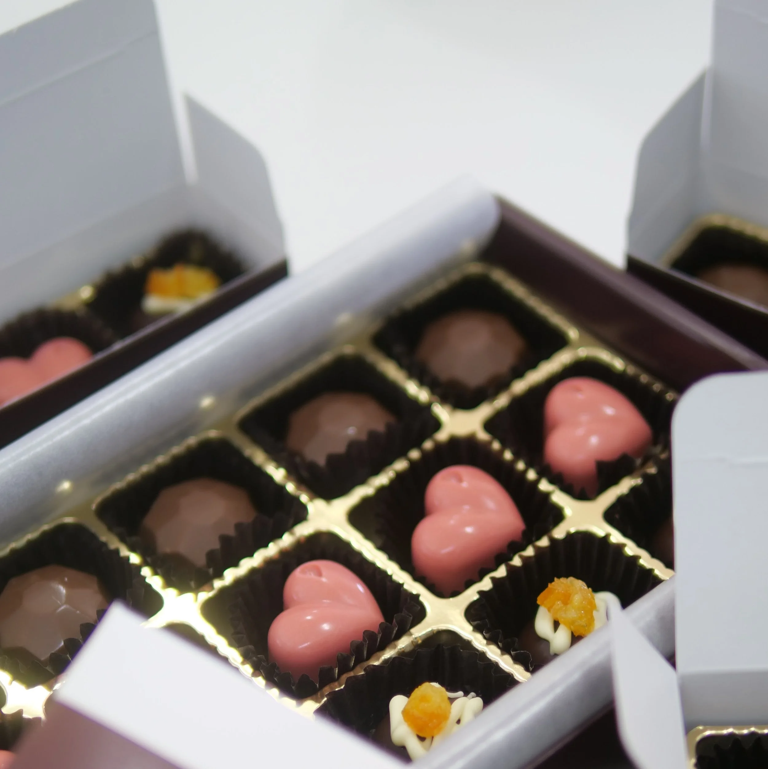 パティスリー３０１のチョコレートボンボンが箱に収められている。味はドバイ、ストロベリー、オレンジである。