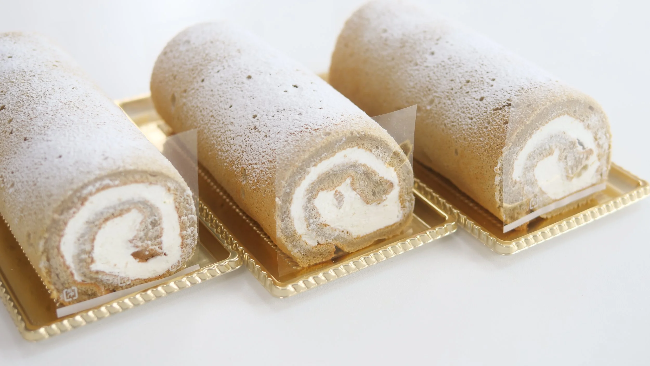 パティスリー３０１の木曜日販売会で好評だったモカロールケーキが三本ならんでいる。