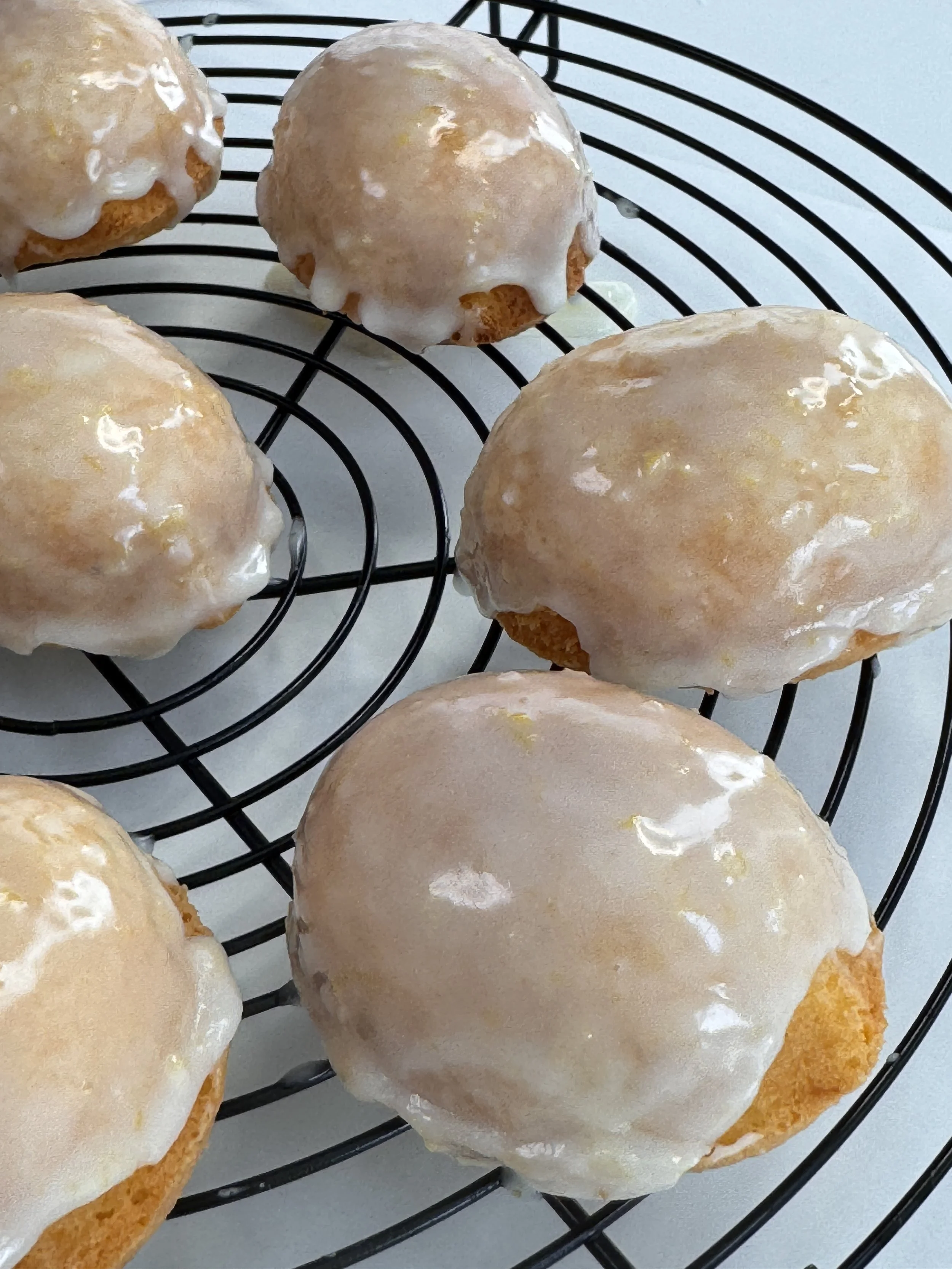 パティスリー301の木曜限定販売で提供している、国産レモンを絞った新鮮な果汁たっぷりの大人向けレモンケーキ。