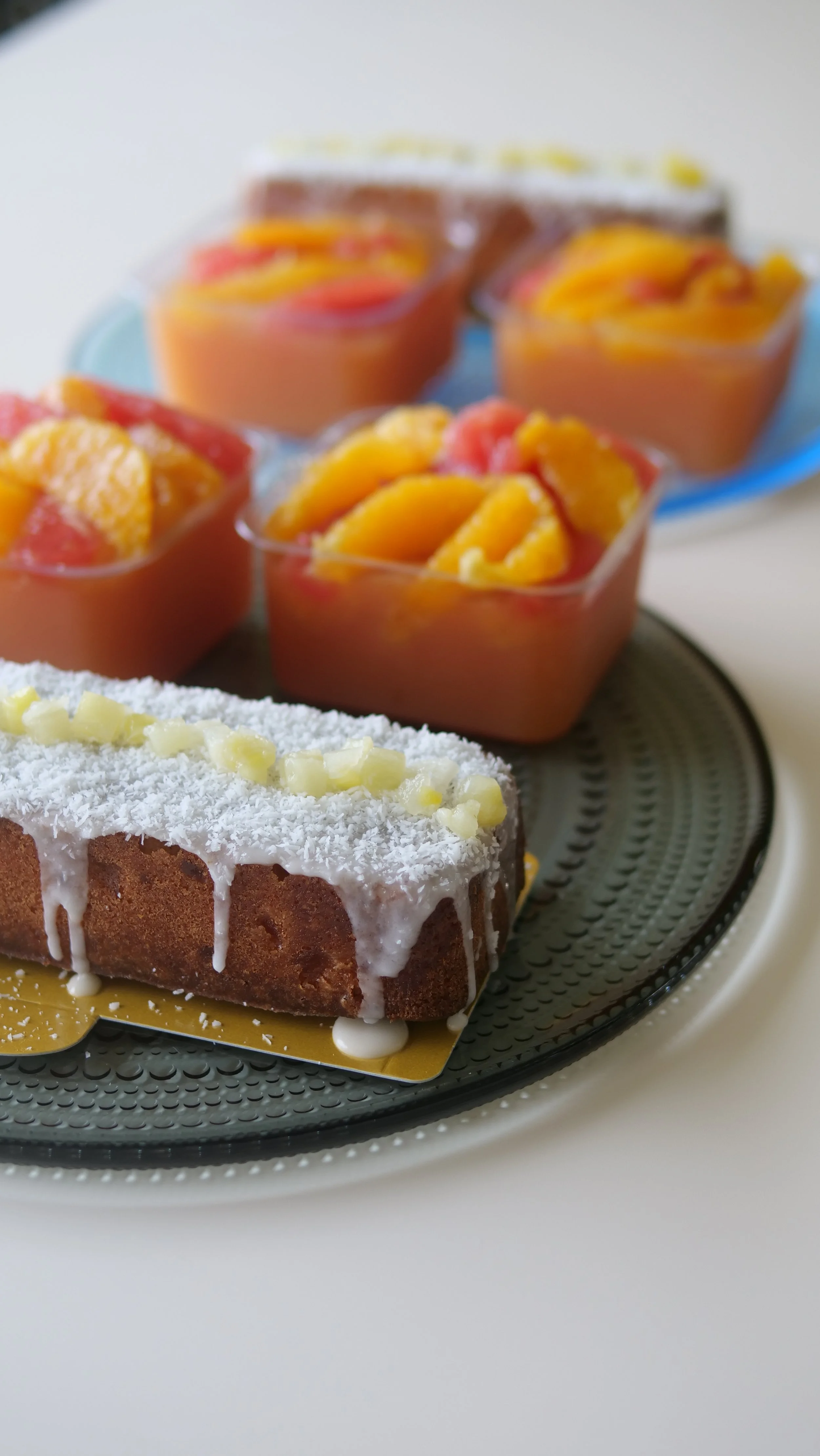 パティスリー301の7月のお菓子教室で作る、ココナッツをまぶしたパイナップルのパウンドケーキと、柑橘がたっぷり乗った涼やかな特製ゼリーの完成写真。