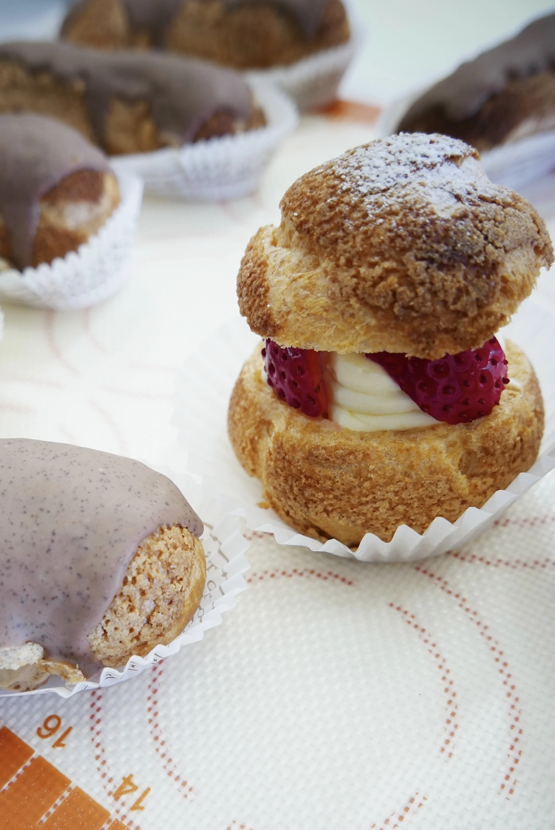 パティスリー301の3月レッスンで生徒様が作成した、柳田農園のいちごを使ったサクサクの「いちごのシュー」と、美しく絞られた「モカエクレア」の仕上がり画像。