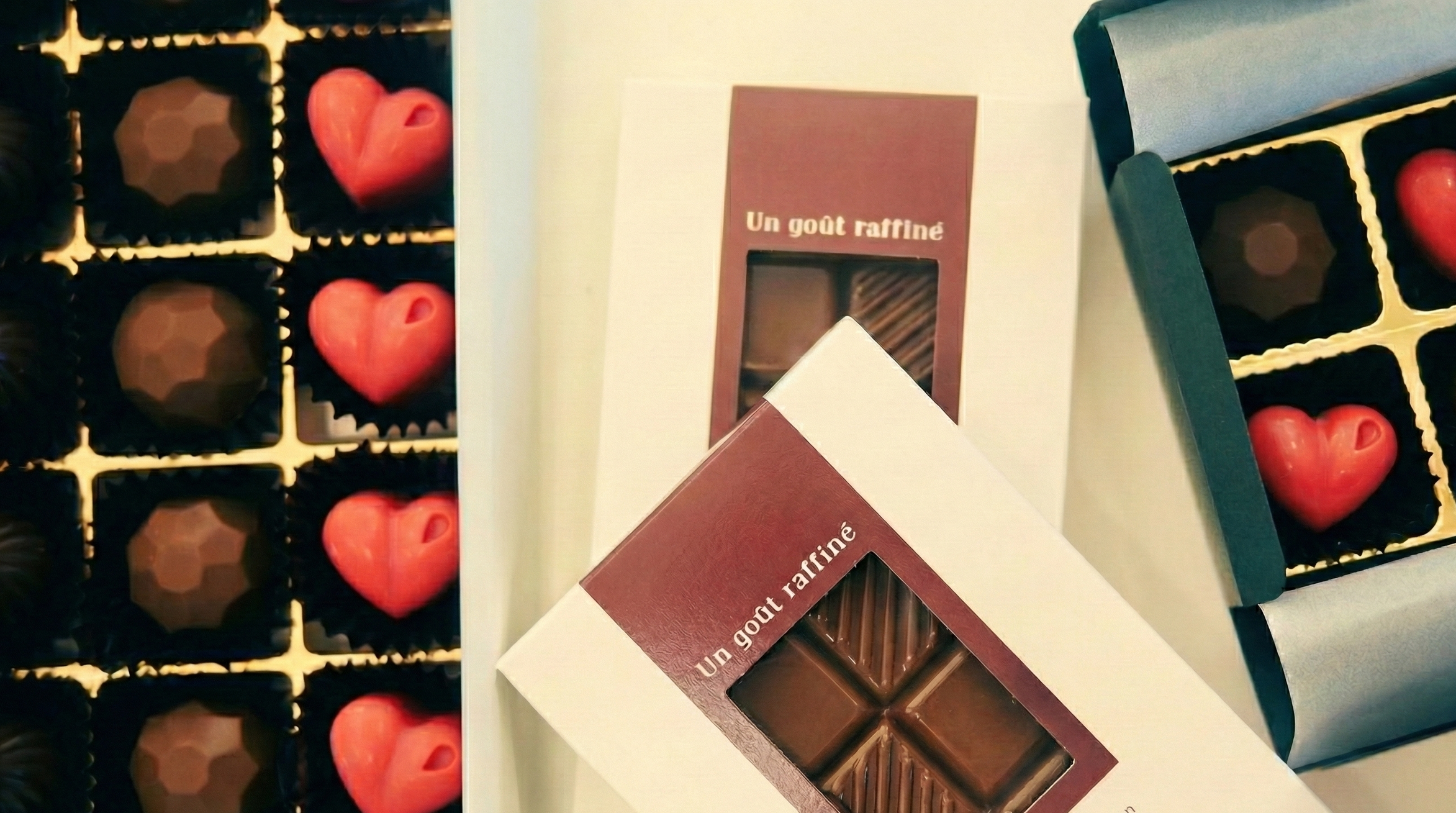 パティスリー３０１でバレンタインデーに販売したチョコレートの写真。ボンボンショコラとクランチチョコが並んでいる。