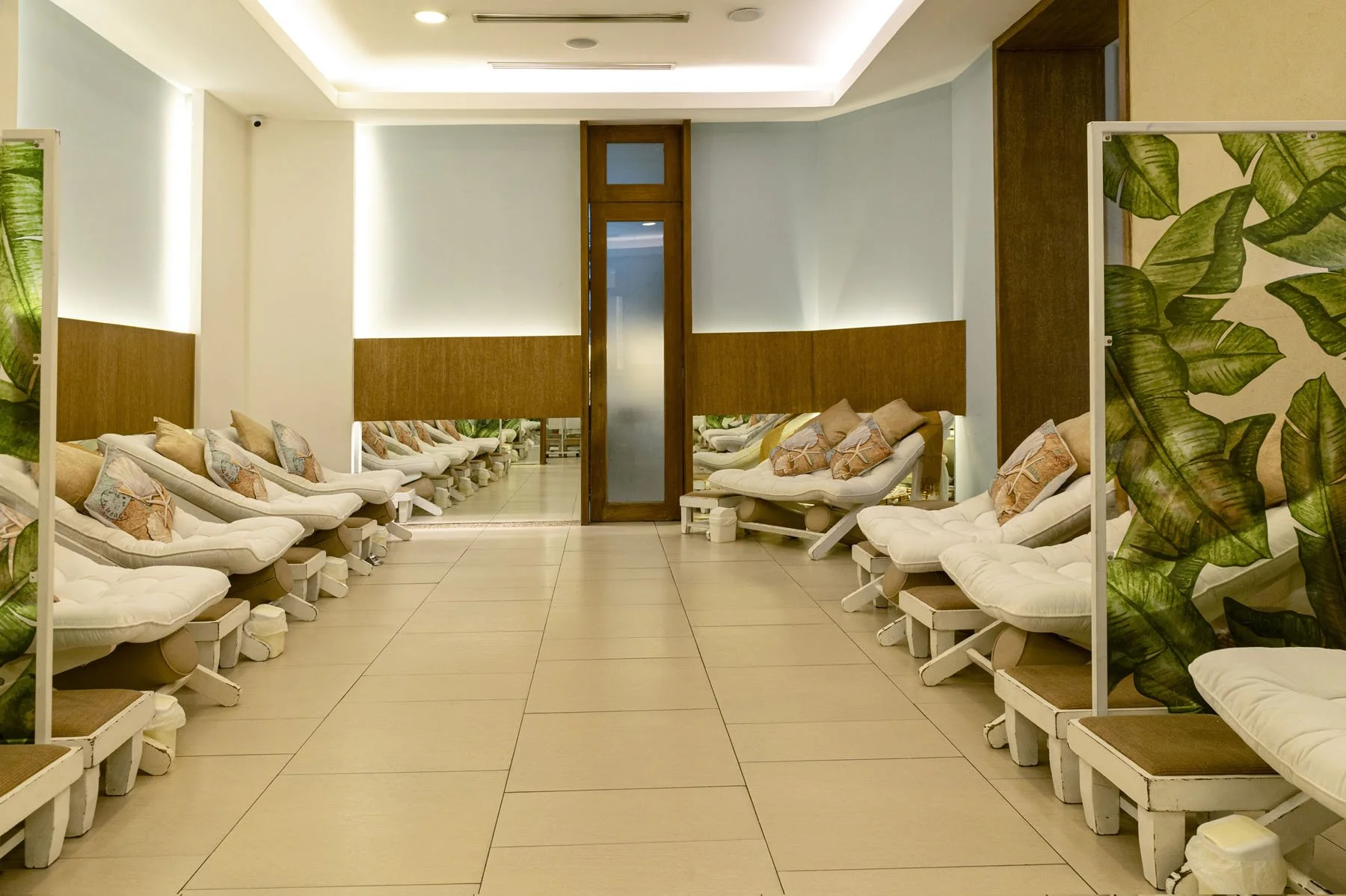 Main Seating Area 9 (Wide Shot).jpg