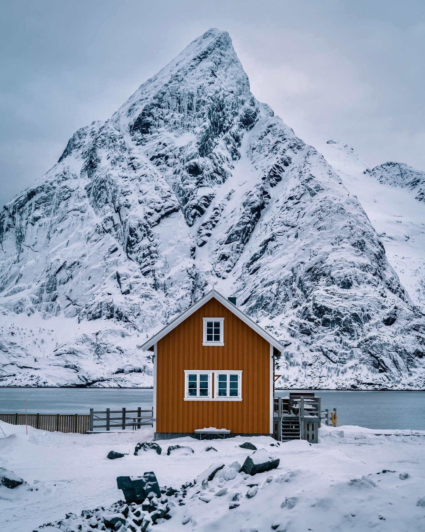 Let&rsquo;s start the Lofoten series with an absolute classic, a yellow hut in front of a snow covered mountain. 
The area around Reine is extremely popular with photographers and for a good reason. Behind every corner a new scene unfolds, one more s