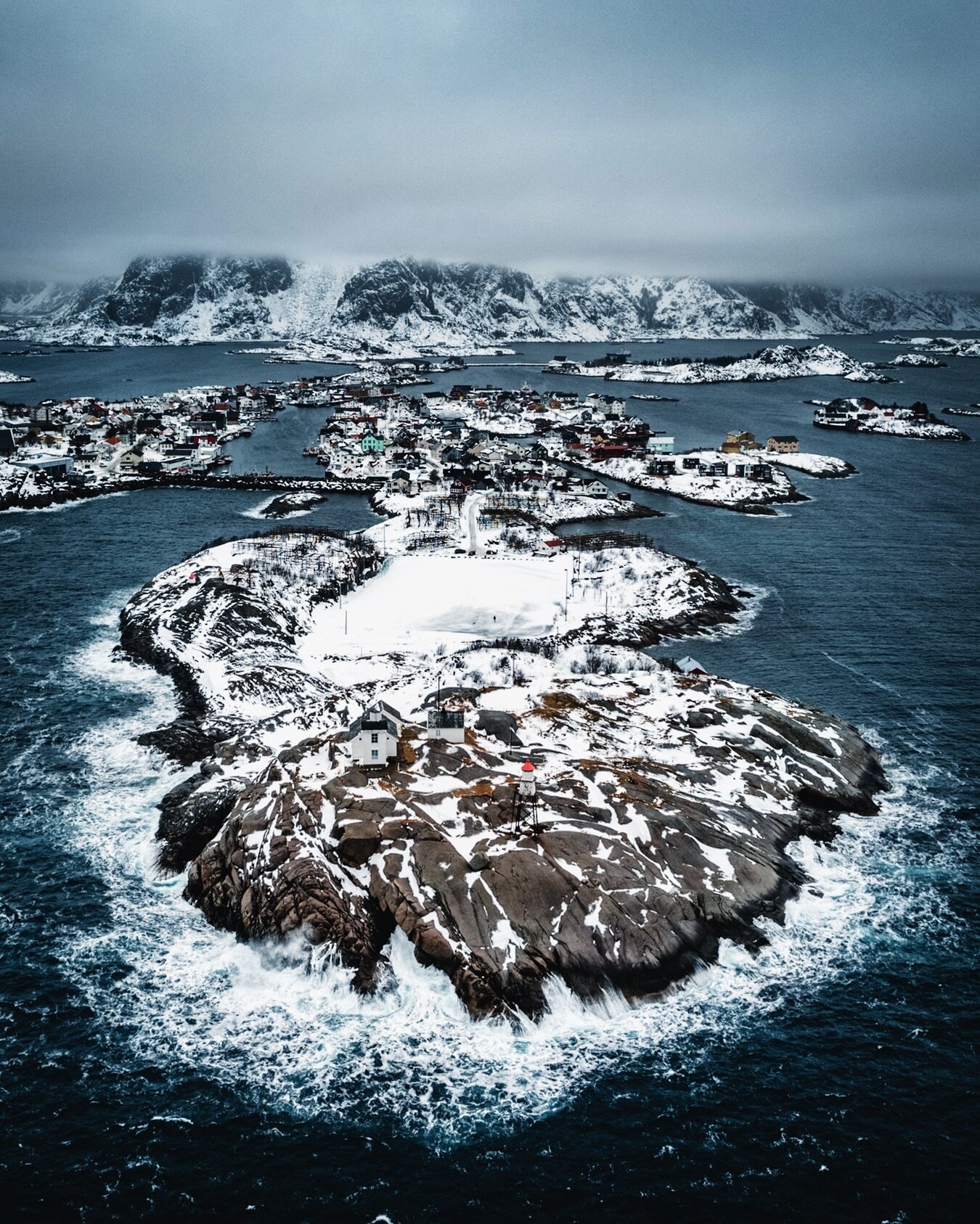 You&rsquo;ve probably seen photos of that location before. It is very popular amongst drone photographers and for a good reason. The soccer field that sits in the middle of that tiny island at the edge of Henningsv&aelig;r certainly makes for some ve