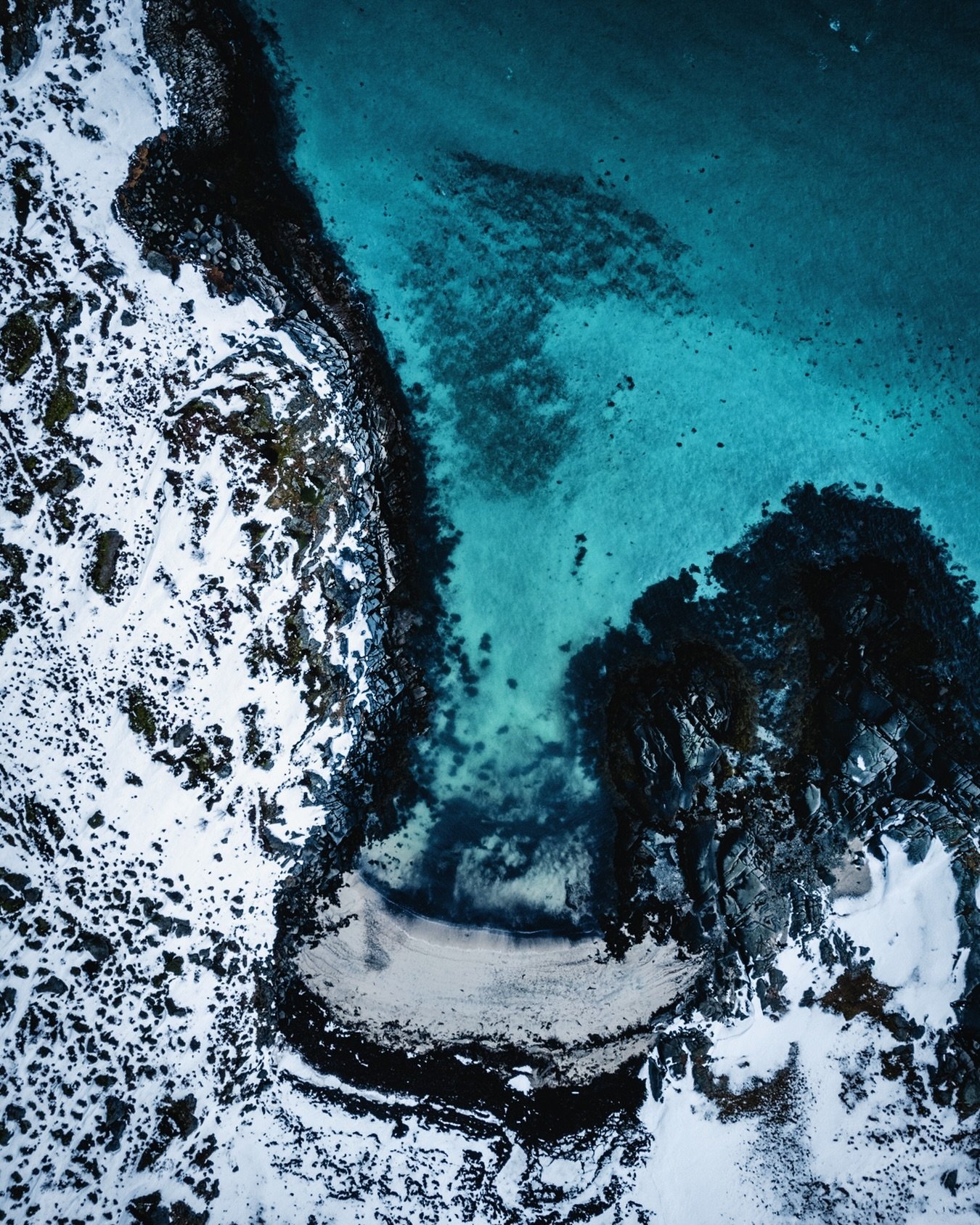 Just love locations that lend themselves for a nice top-down-drone-shot and this little beach on the northern coast of Lofoten Islands is definitely one of these spots. 
The colour of the water just contrasts so nicely with the dark rocks partially c