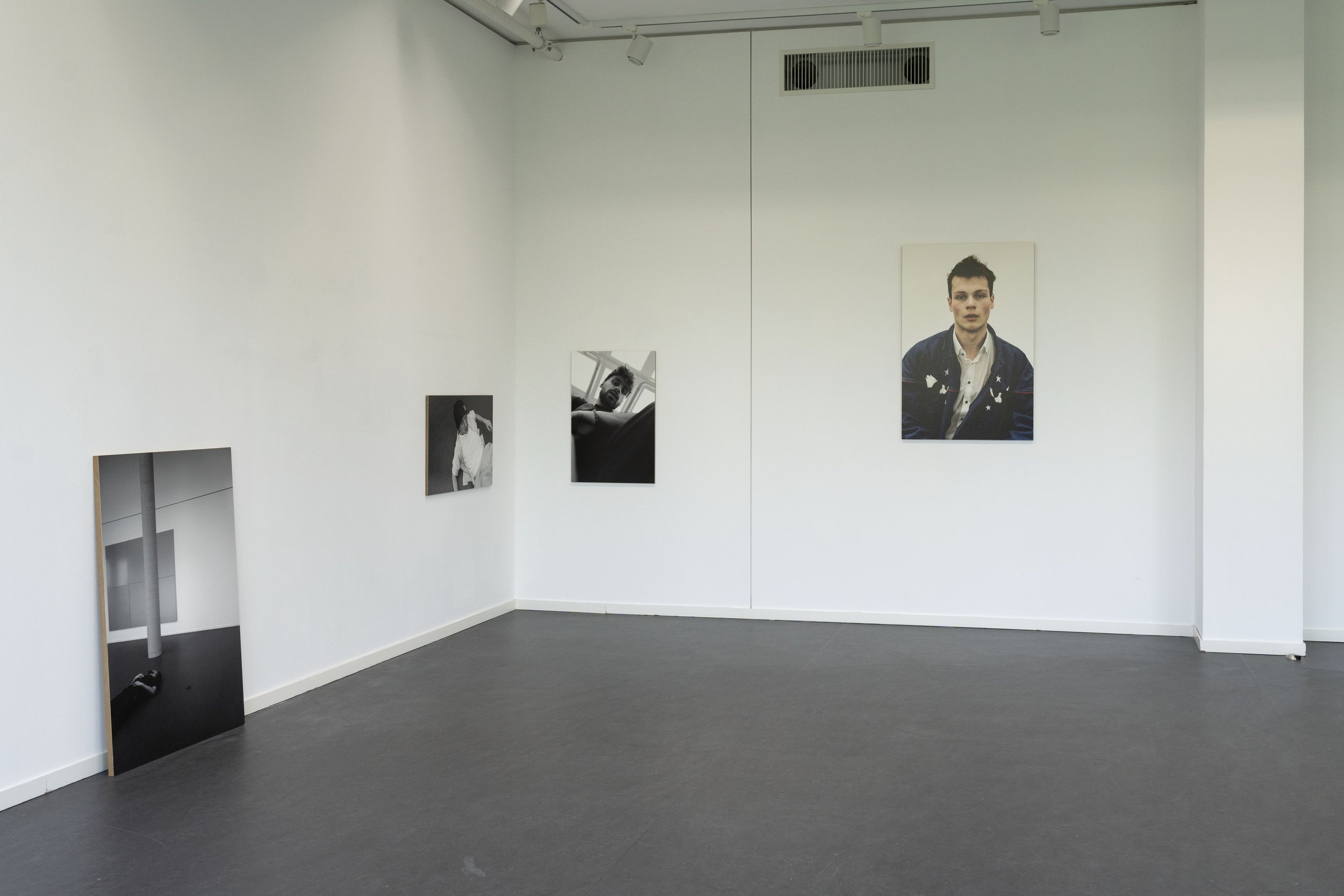 202452-JPxLP, Galerie52, Essen.
In Jet Prints, kaschiert auf MDF.
Von links nach rechts (B x H): 70x105, 75x50, 50x75, 70x105.