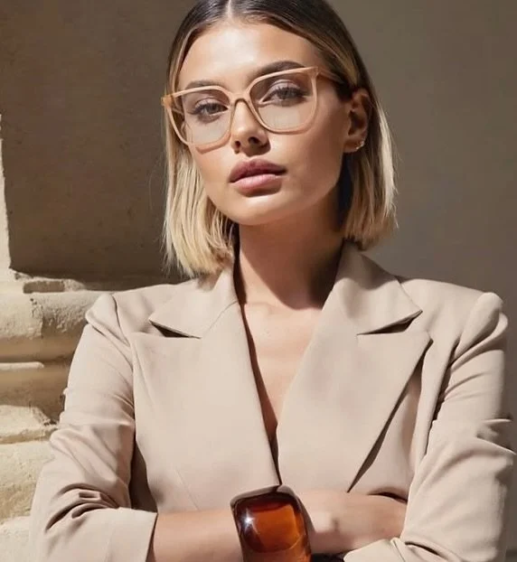 Effortless French elegance.FRENCH R&Eacute;TRO
Soft lines, a luminous nude acetate frame, and a confident attitude &mdash; this oversized design brings retro chic into the modern day.
A timeless piece that elevates a simple beige look into a true sty
