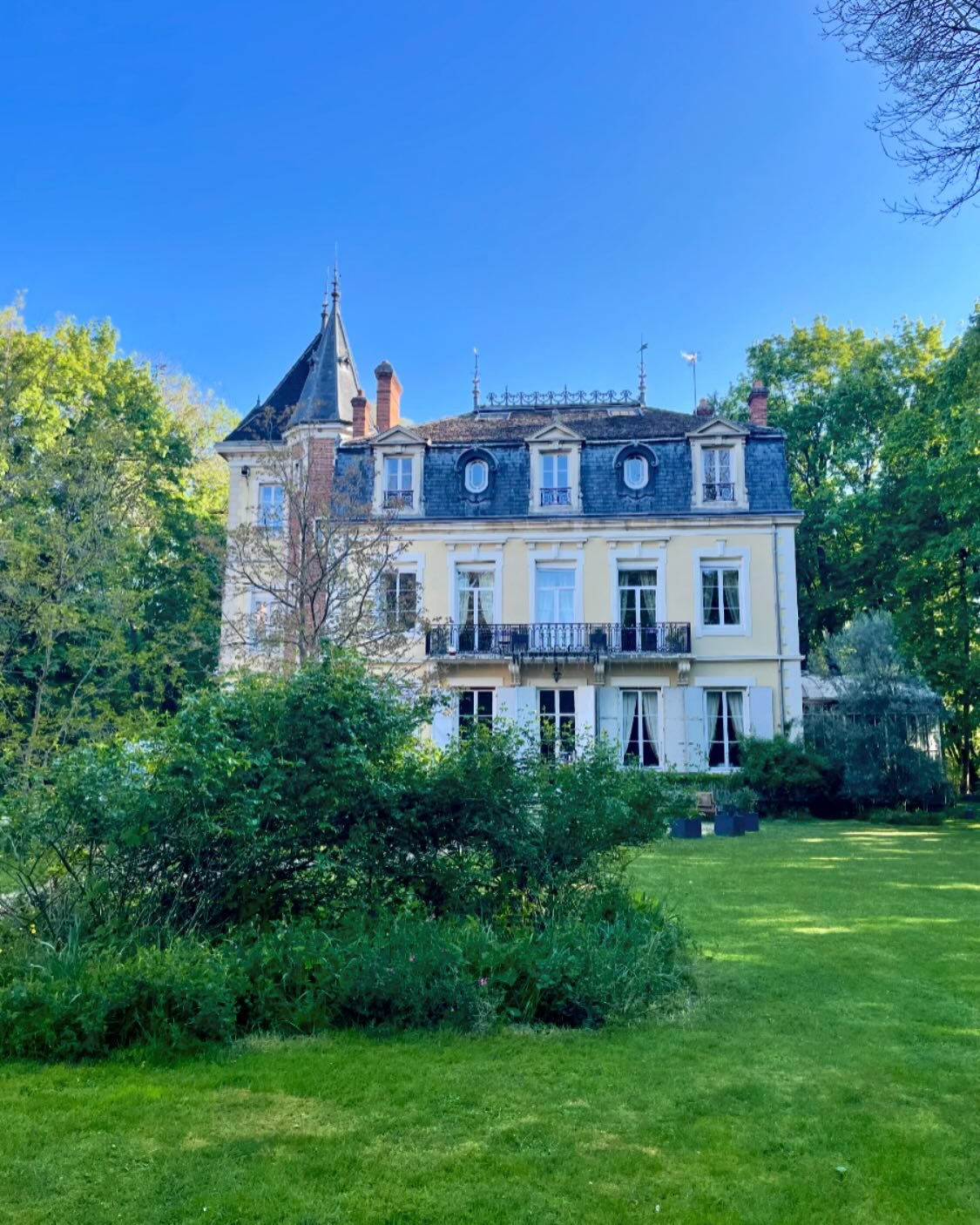 &lsquo;Escape to the Chateau&rsquo; takes on a whole new dimension when you can&rsquo;t escape!!!! 😱😱😱
Nothing could prepare us for the horror of what we&rsquo;d booked (&amp; therefore already paid for!!) via @bookingcom - The pictures looked gre