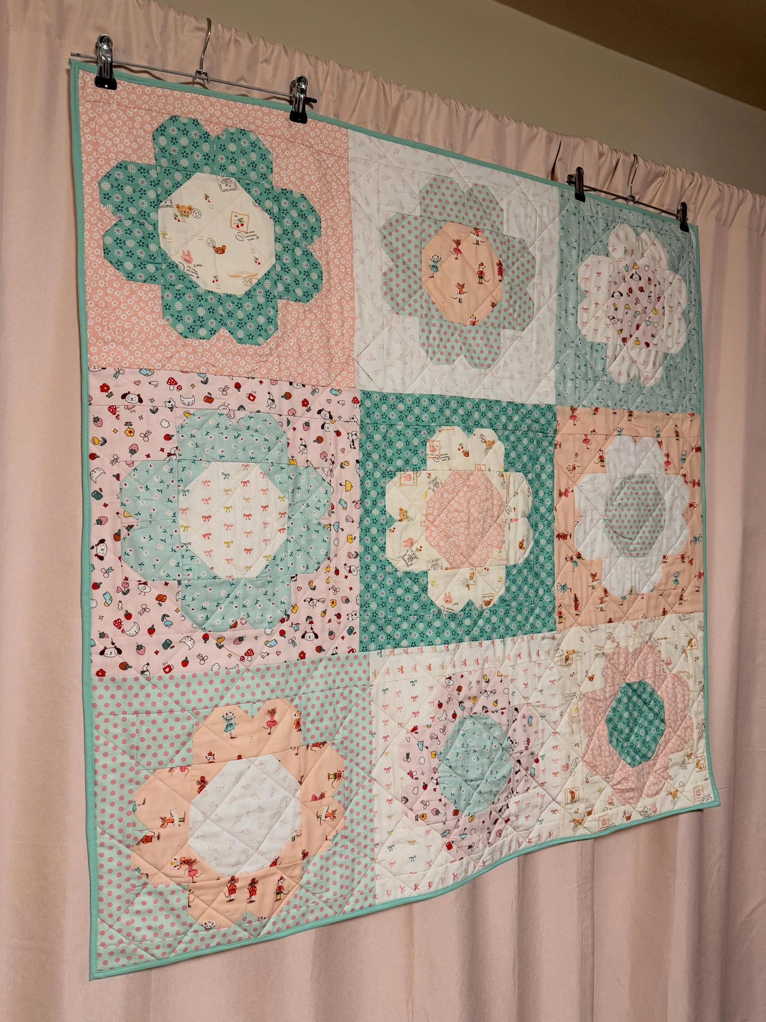 Finished my first quilt blanket as a gift to a sweet baby girl on the way! 🎀💕☺️ @leanne_kat 

Pattern is Best Buds by @penandpaperpatterns 
Perfect fabric bundle by @joyintheseam

I learned a lot through making this and I can&rsquo;t wait to make m