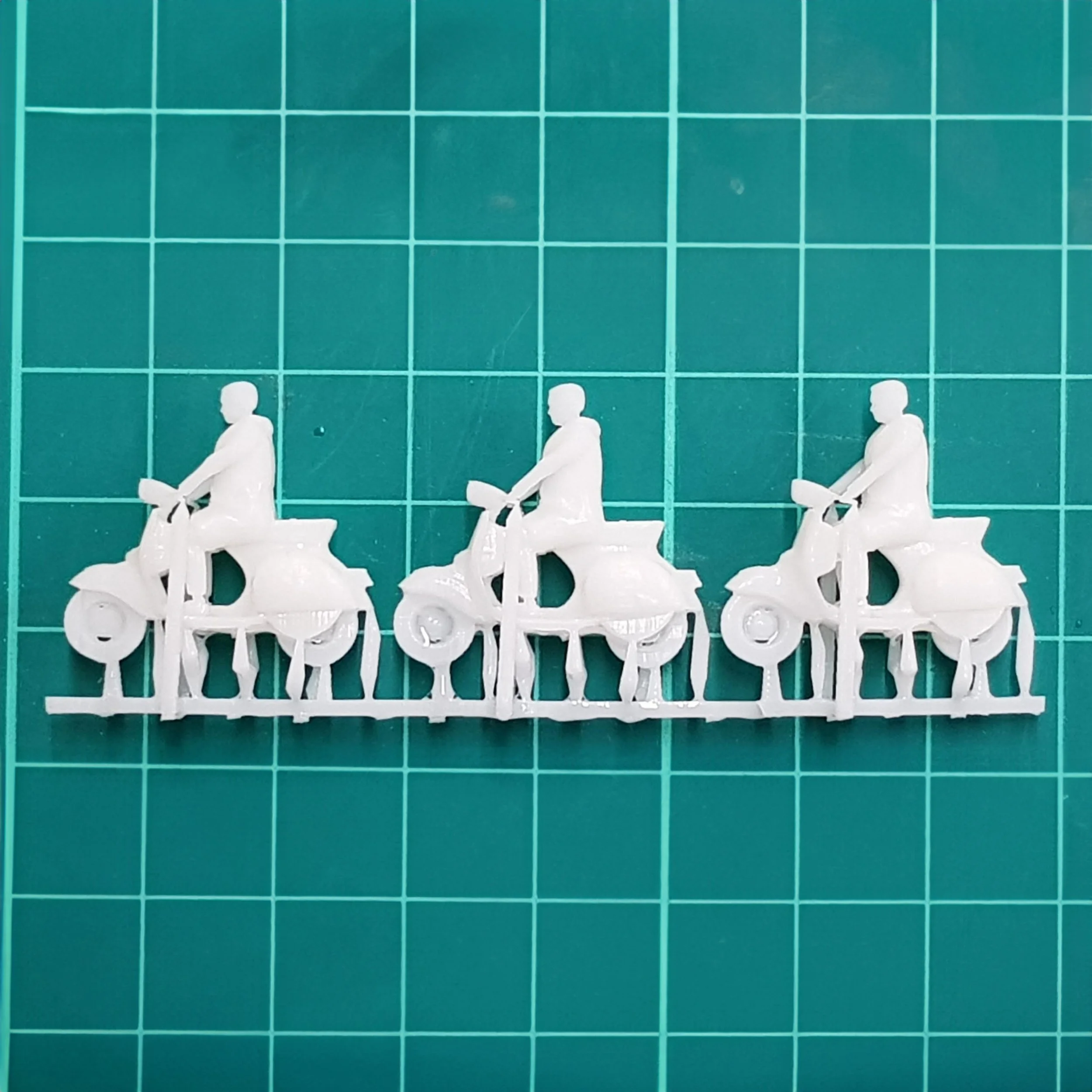 OO Scale Unpainted Resin Figures - Mods On Scooters In Parkas (FG18) By Smart Models