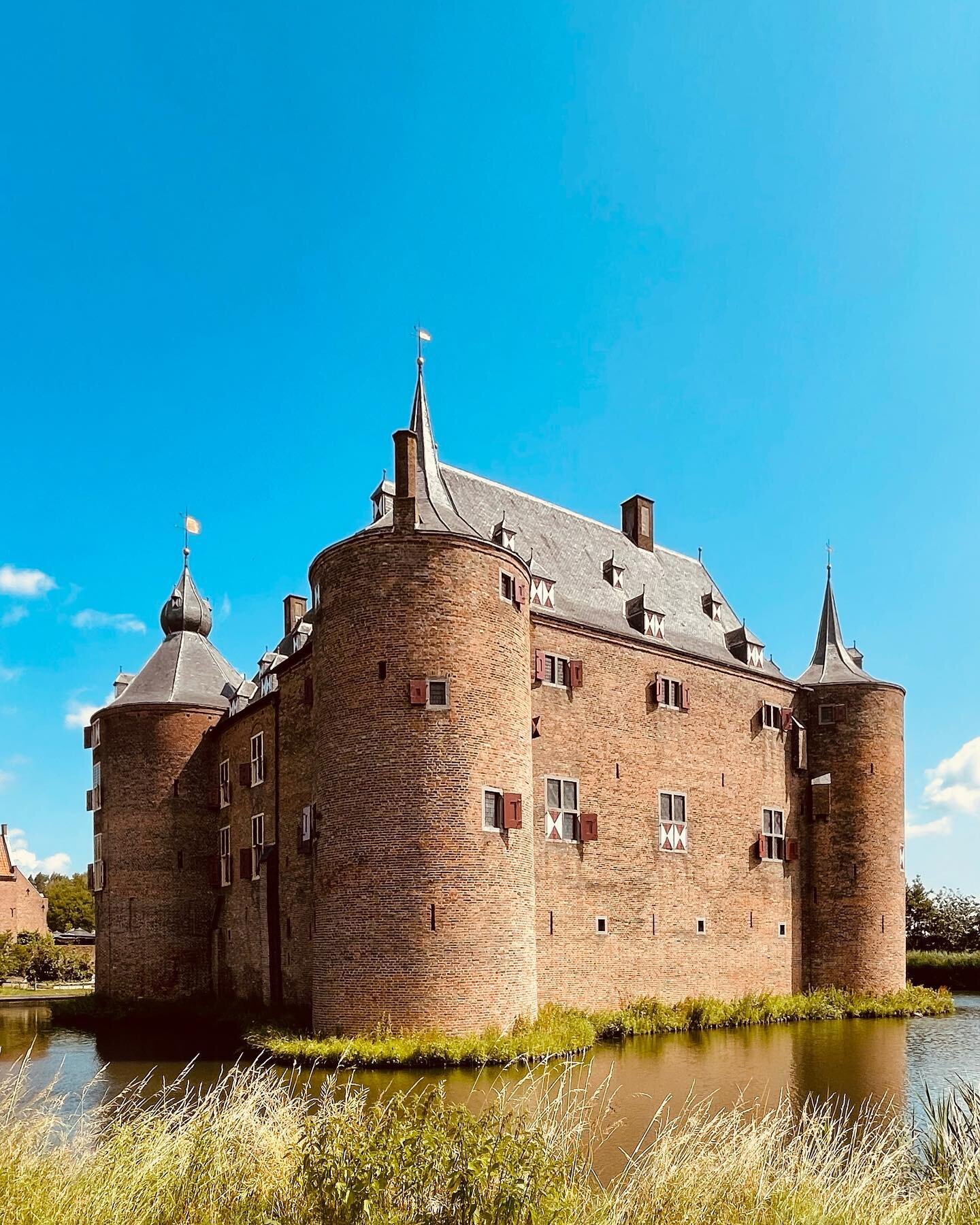 Castle Ammersoyen is surely one of the most imposing and pretty castles in The Netherlands! 
The building of it was completed in the 14th century so it&rsquo;s a proper medieval castle and a great place to visit.
.
#castles #medieval #travelblogger #