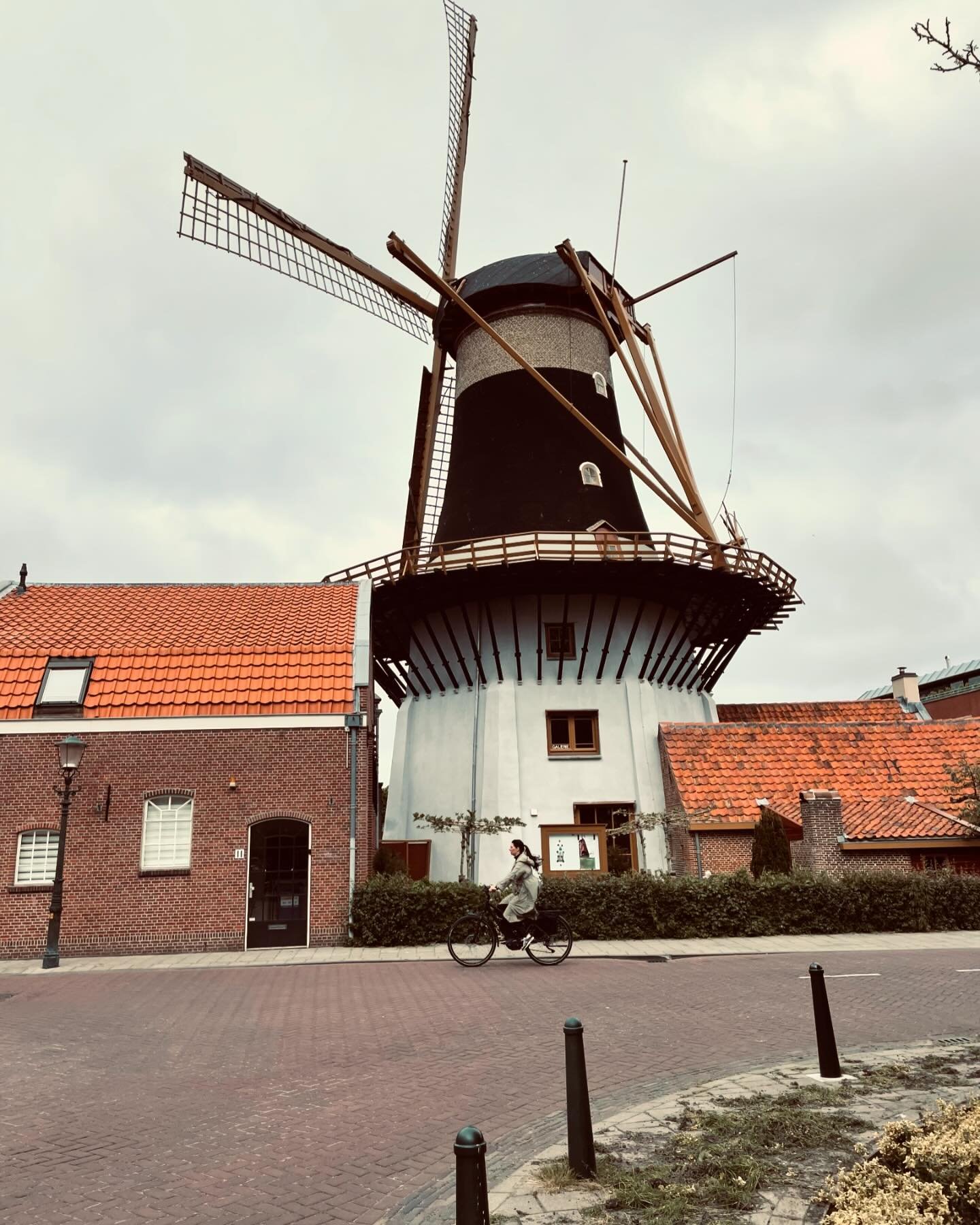 DUTCH WINDMILLS 🇳🇱🌷- There are so many different varieties of windmill in The Netherlands!

One of their most important functions was to keep the water out of the polders ( some traditional windmills are still being used for this today) but there 