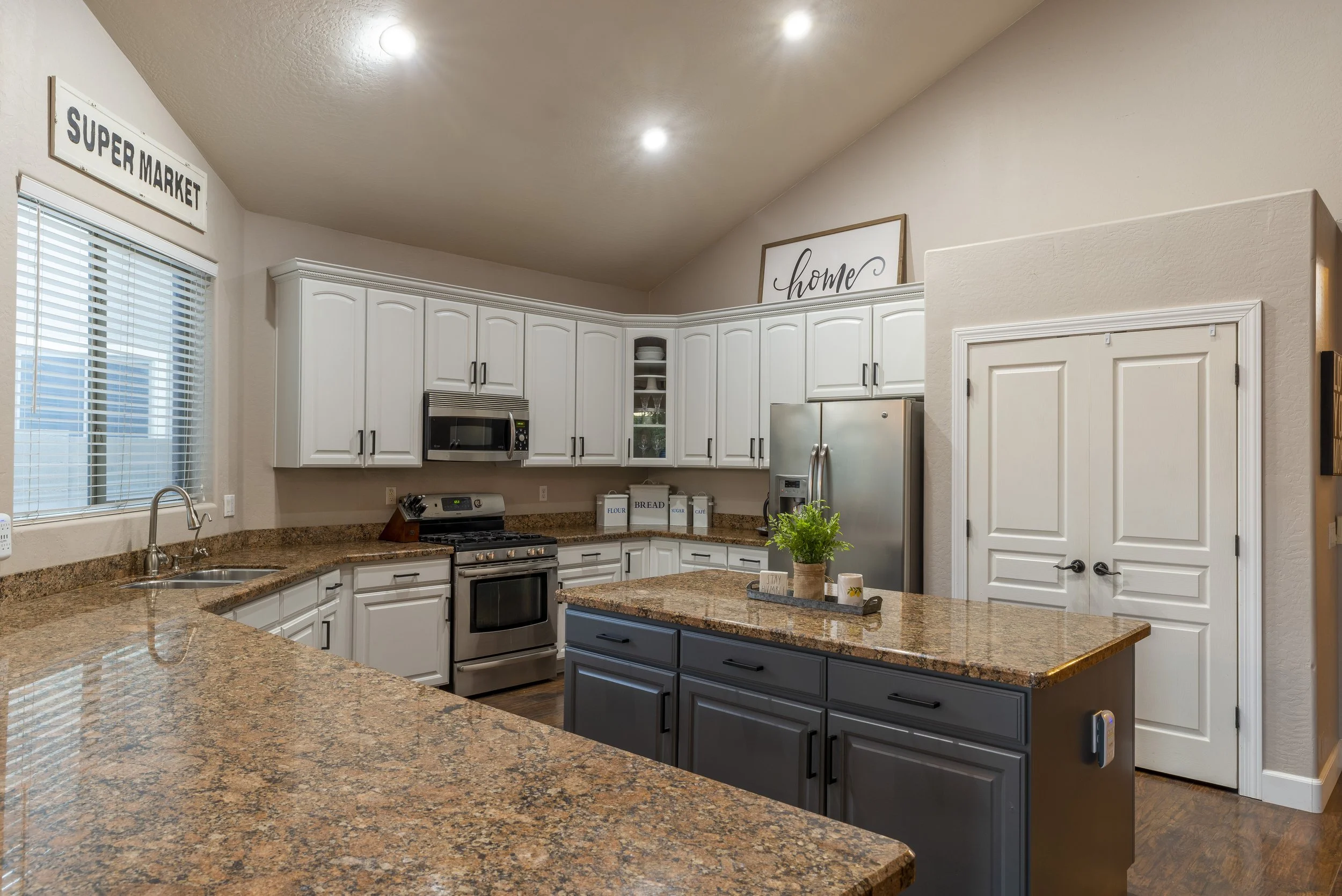 211027_15063 W Sells Drive Goodyear Arizona 85395_Kitchen_DSC3952-HDR.jpg