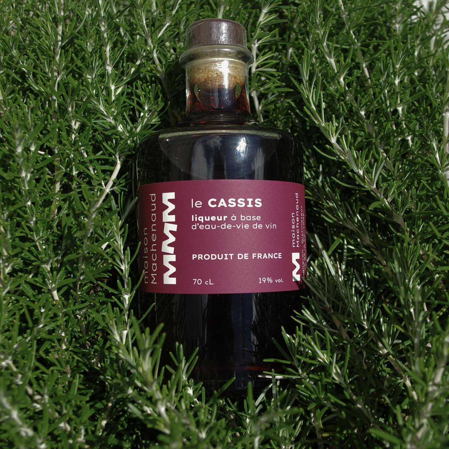 Notre liqueur artisanale est le fruit de la rencontre entre la finesse de l&rsquo;eau-de-vie de vin et la fra&icirc;cheur du cassis issue de notre r&eacute;gion. 🫐🍇🍷
