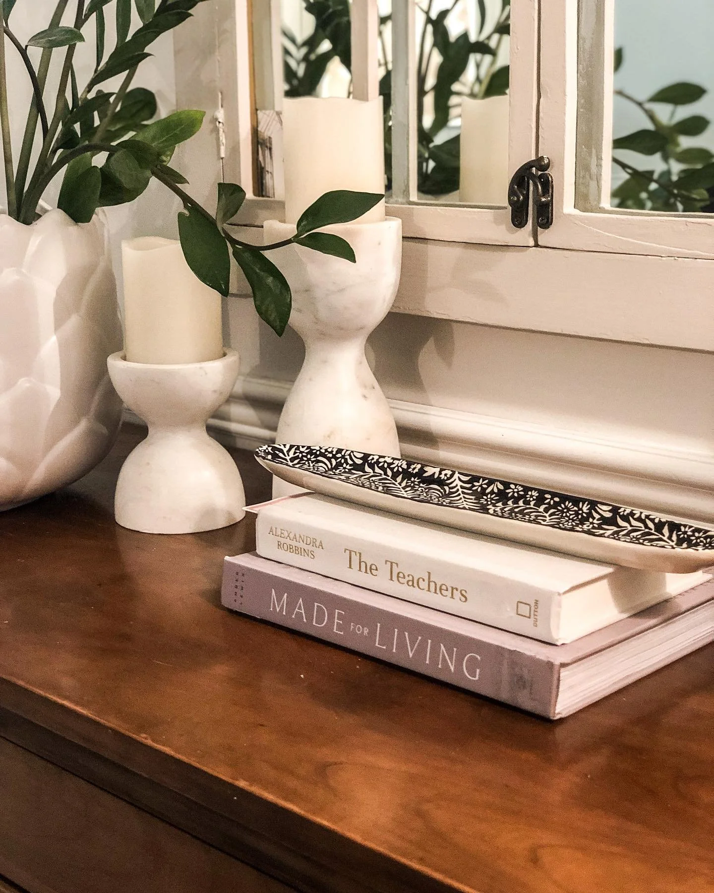 Another used book find found by my friend @arianneechols at her local library that she so graciously gave me 🤍🤍🤍 

This #madeforliving book is sooo gorgeous and stacks perfectly with my other book find!

Someday I&rsquo;d love a big coffee table j